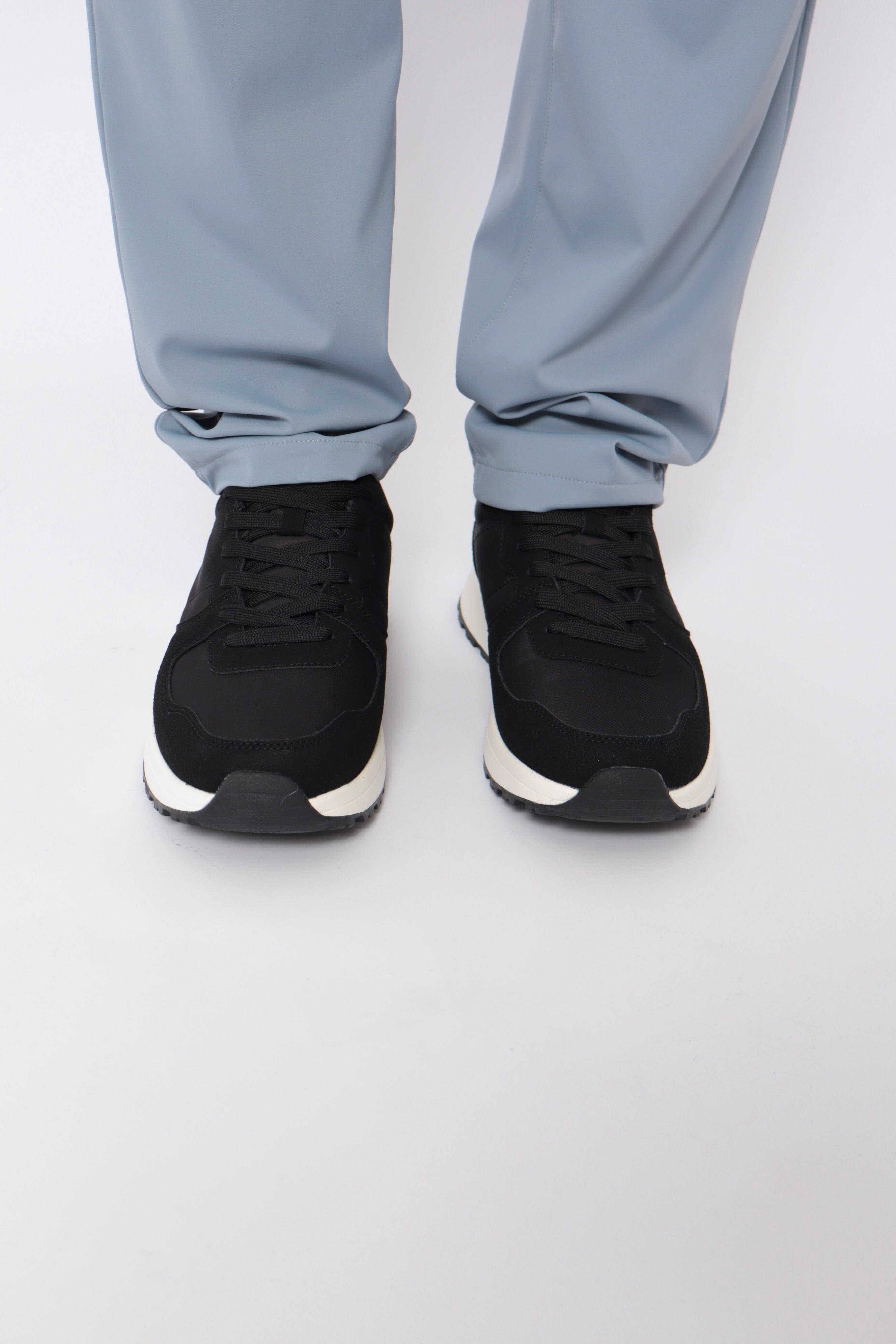 Baskets NO LIMIT noir pour un style décontracté, en toile légère avec lacets blancs et semelle blanche.