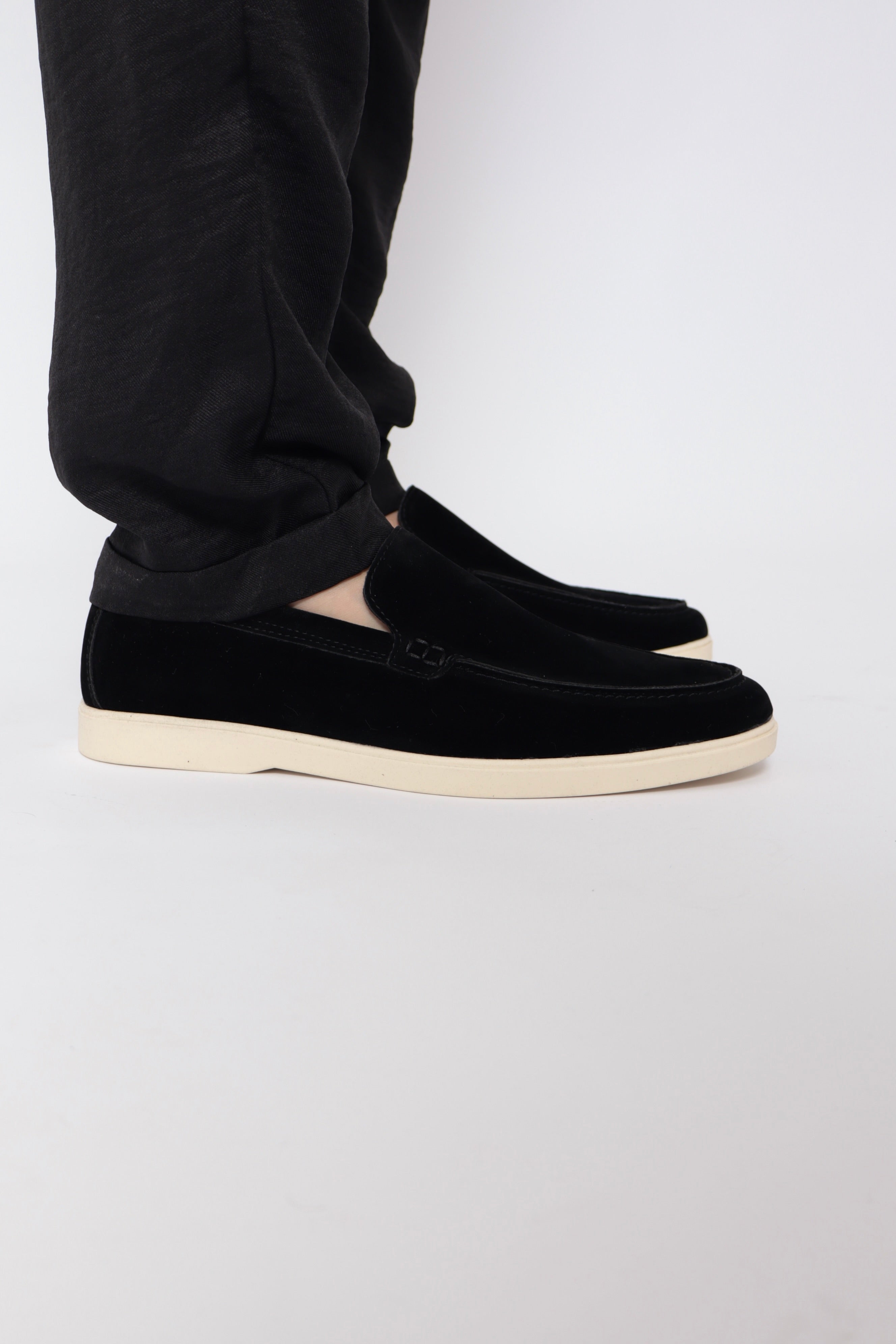 Mocassins noirs NO LIMIT en baskets, vue de face avec détails en cuir et semelle blanche, pour un style élégant et décontracté.