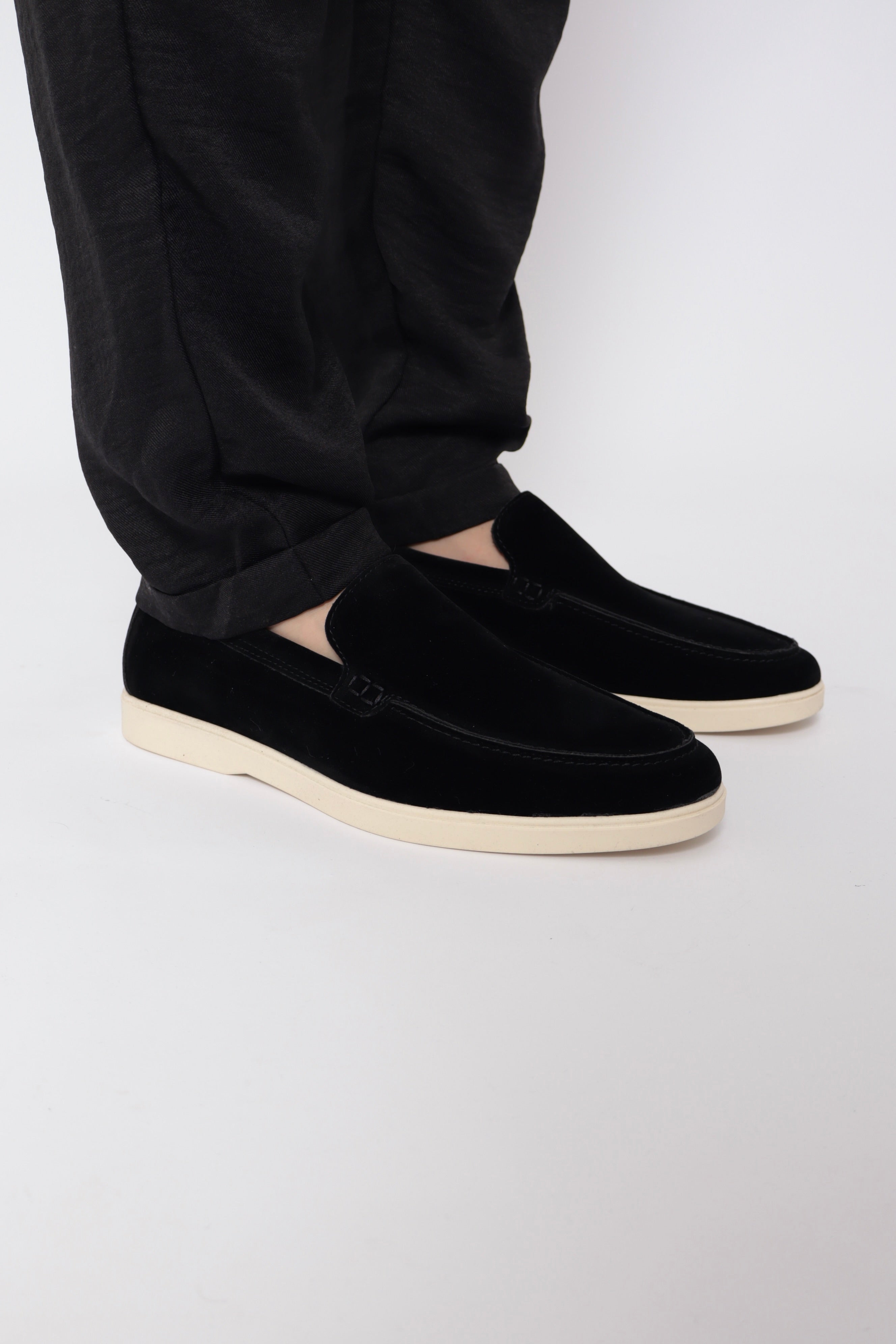 Chaussures mocassin noir de la marque NO LIMIT, baskets élégantes avec détails en cuir et semelle blanche.