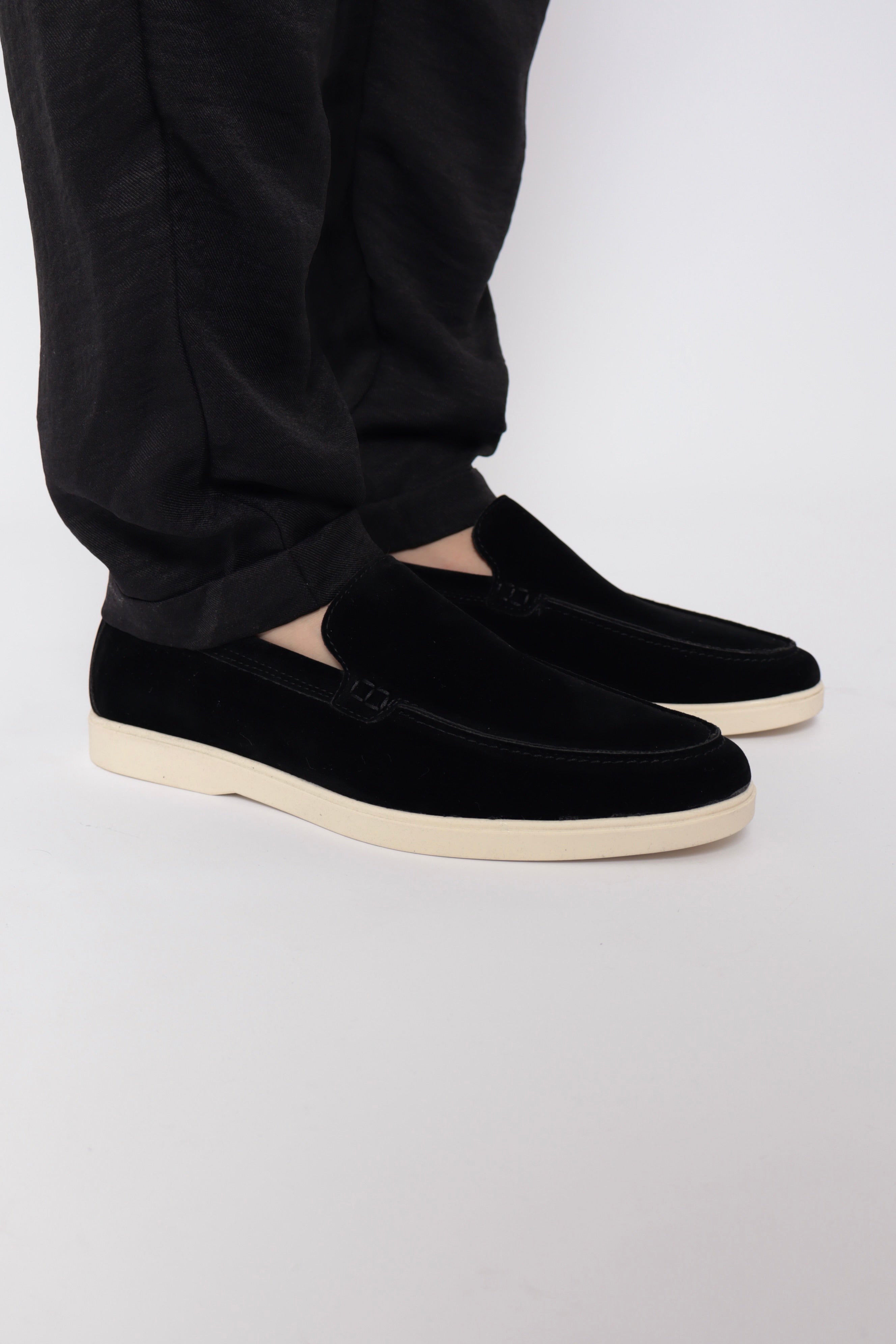 Mocassin noir NO LIMIT, baskets élégantes en cuir, vue de profil avec semelle blanche et design sophistiqué.