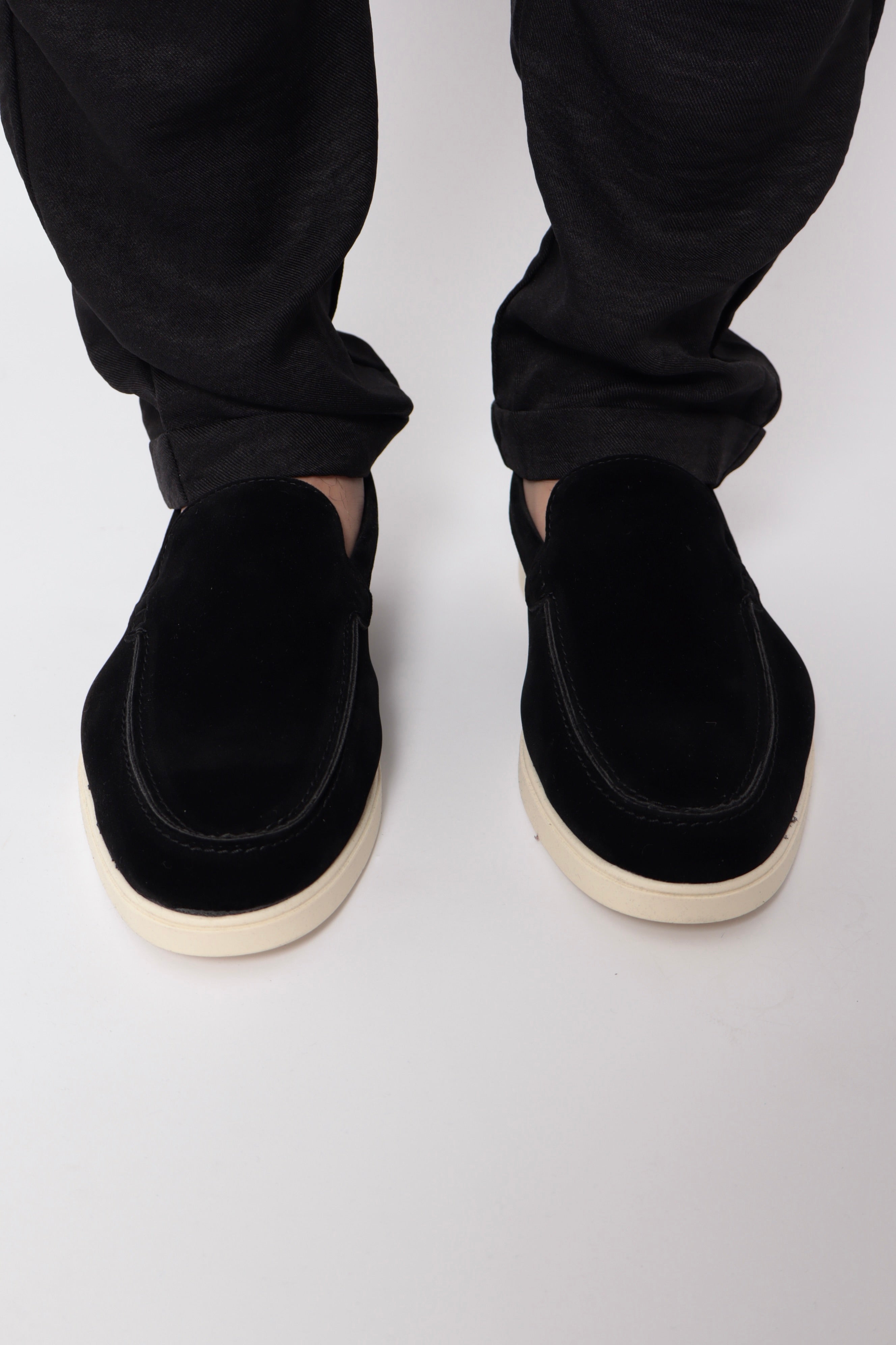 Mocassins noirs de la marque NO LIMIT, baskets élégantes en cuir avec semelle blanche, vue de face.