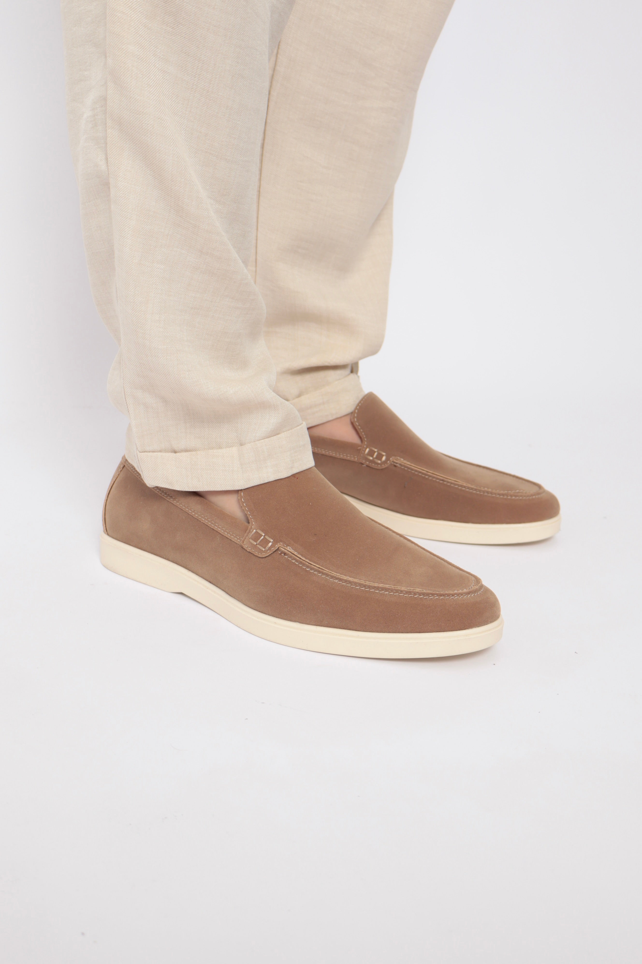 Mocassins beige NO LIMIT pour femmes, baskets en cuir avec semelle antidérapante, vue de face sur fond blanc.