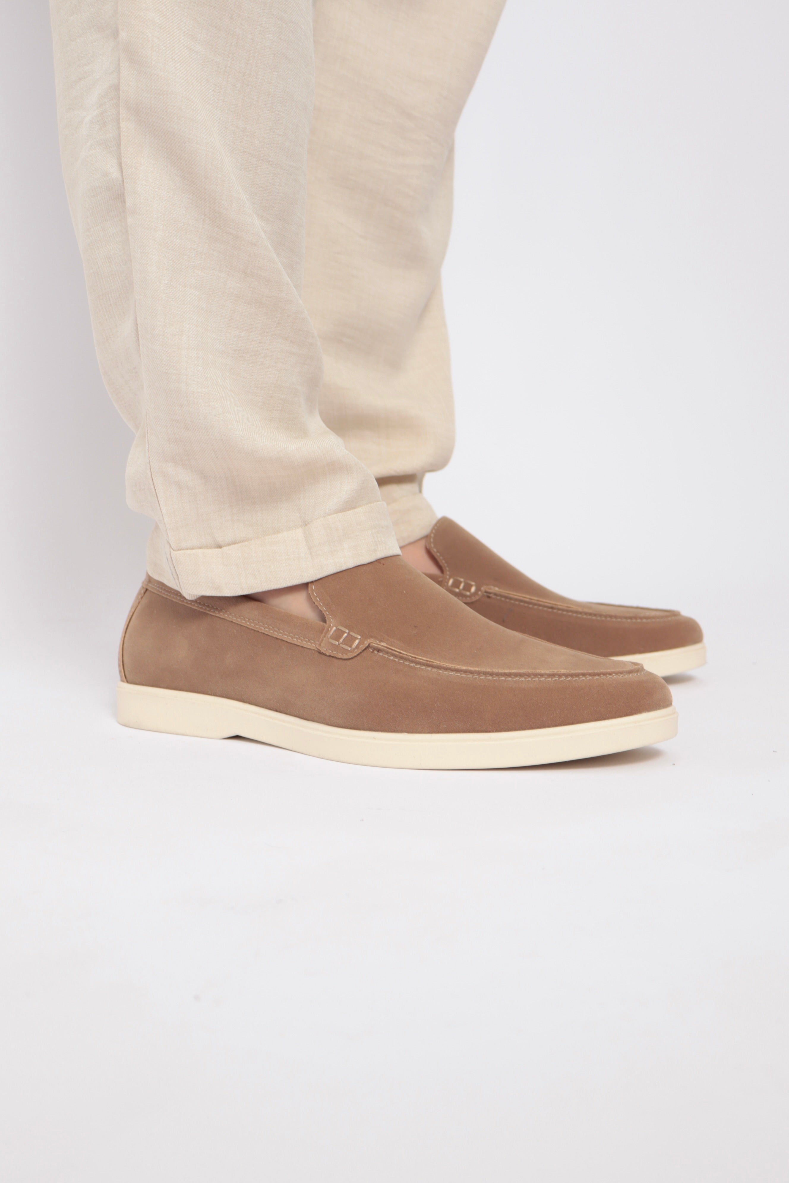 Mocassin beige NO LIMIT, baskets en cuir souple avec semelle blanche, vue de face sur fond blanc.