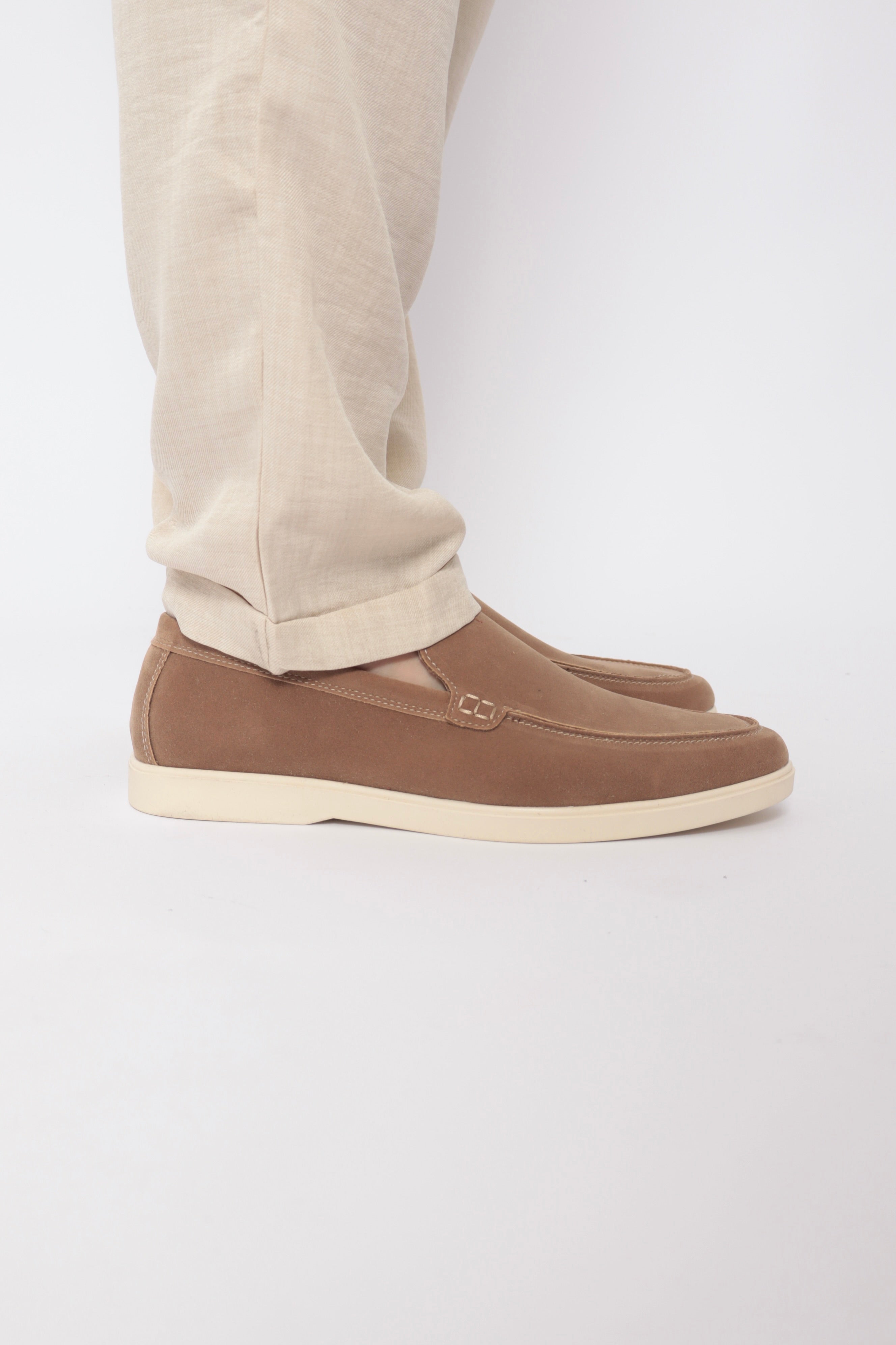 Mocassins beige NO LIMIT, baskets en cuir avec semelle blanche, vue de face montrant le design élégant et confortable.