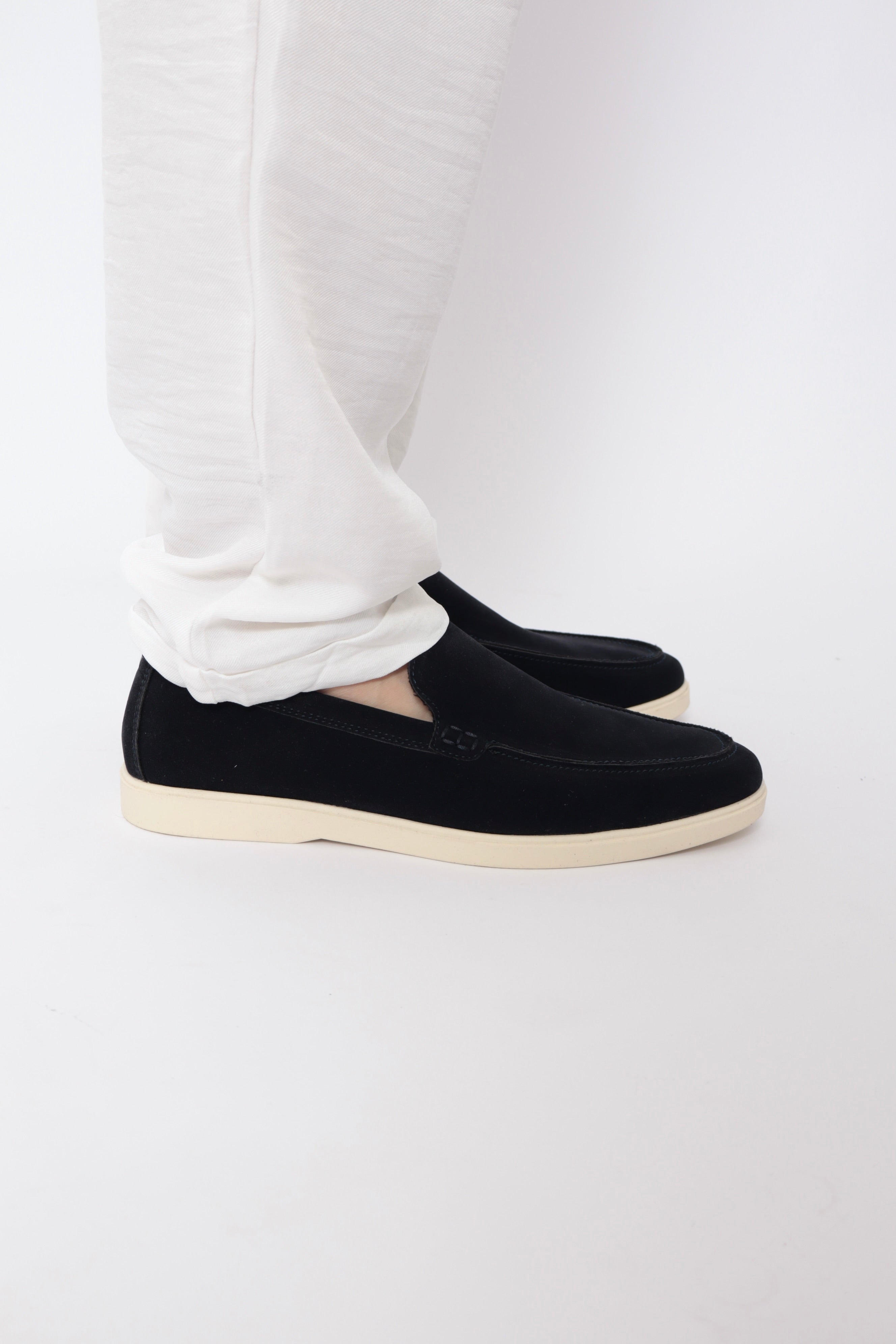 Mocassins bleu marine NO LIMIT pour hommes, baskets en cuir avec semelle blanche, vue de face sur fond blanc.