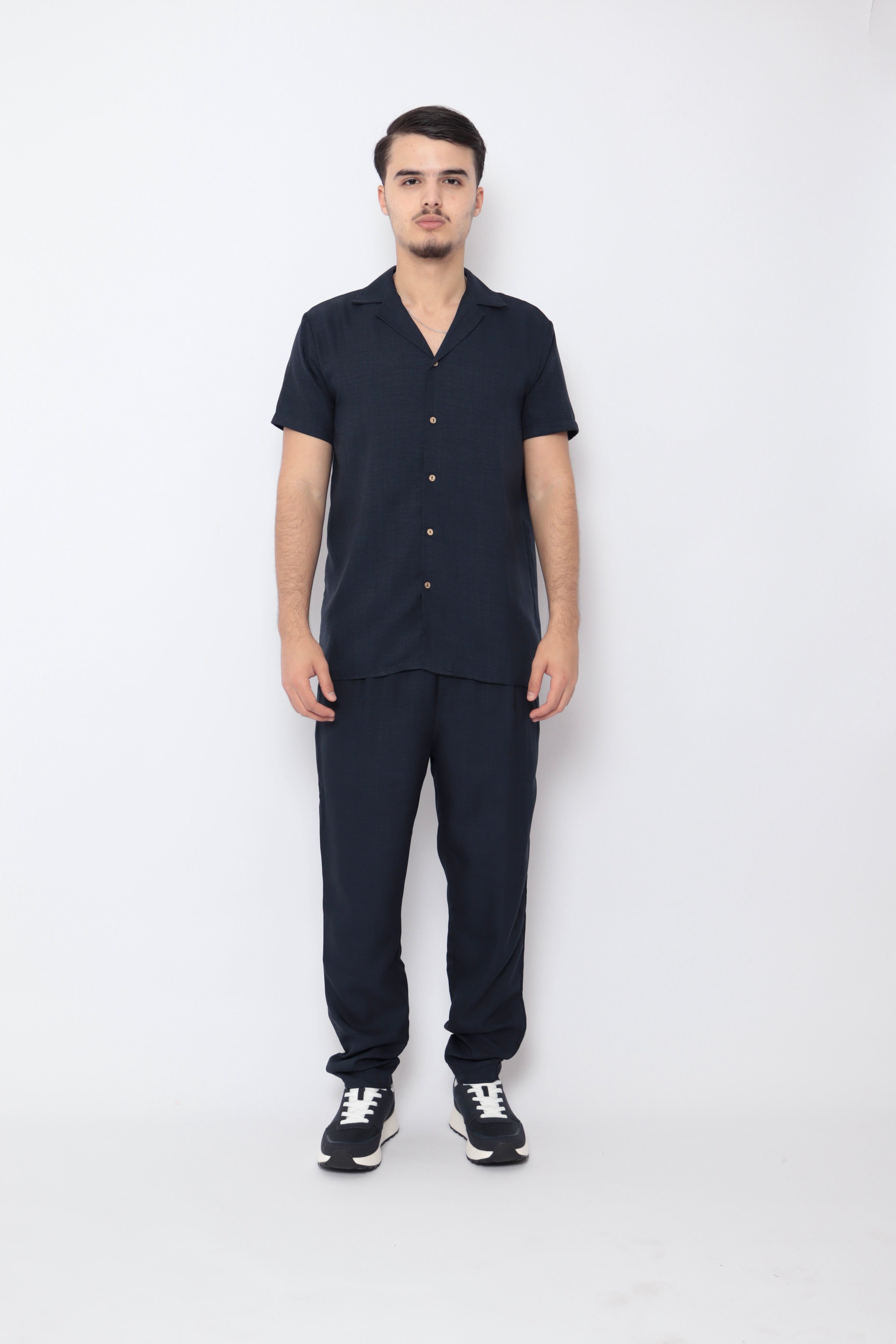 Chemise légère bleu marine de la marque NO LIMIT, tissu fluide et design classique, portée sur mannequin.
