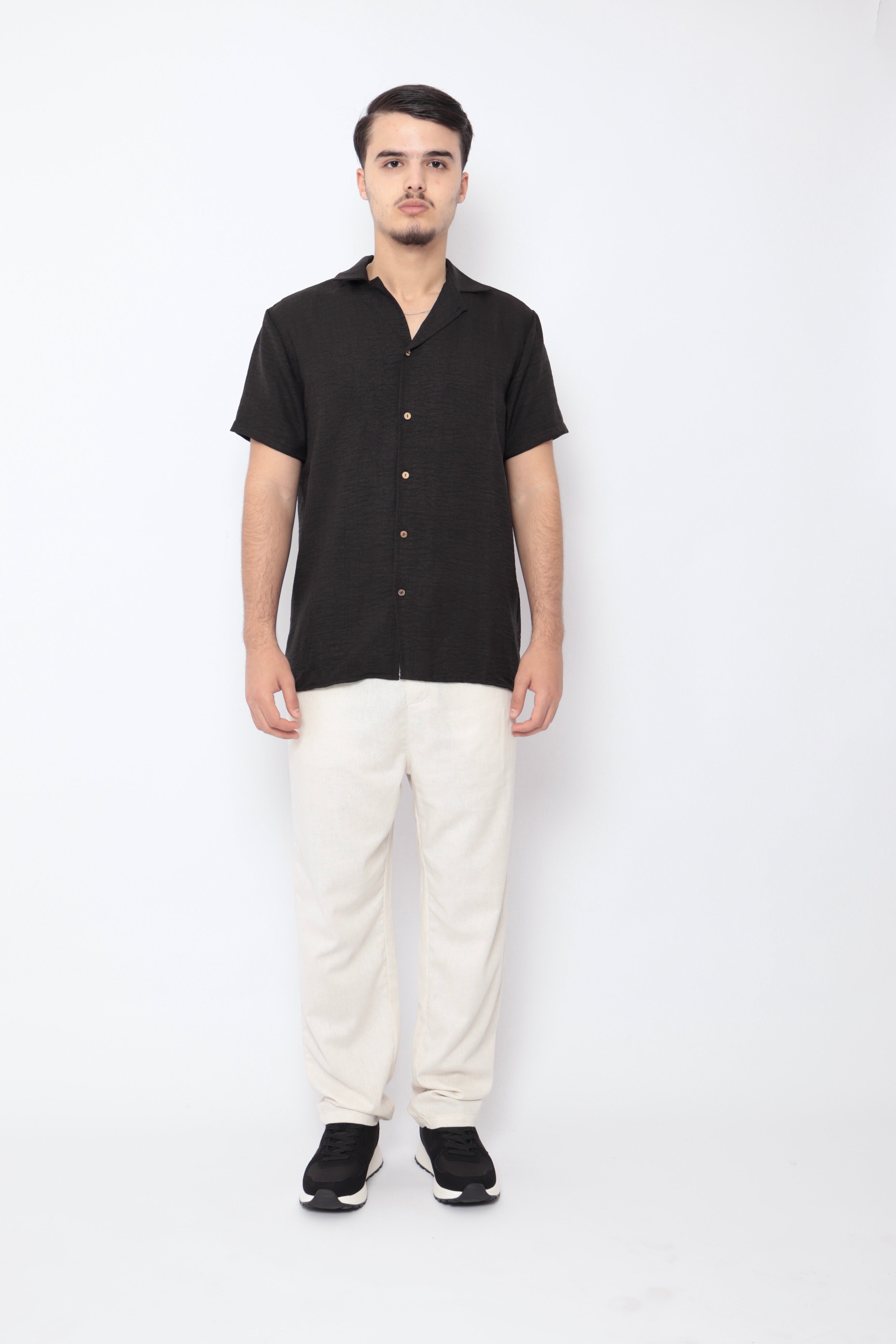 Chemise légère NO LIMIT noire en tissu fluide, vue de face sur mannequin, détail du col et des manches.