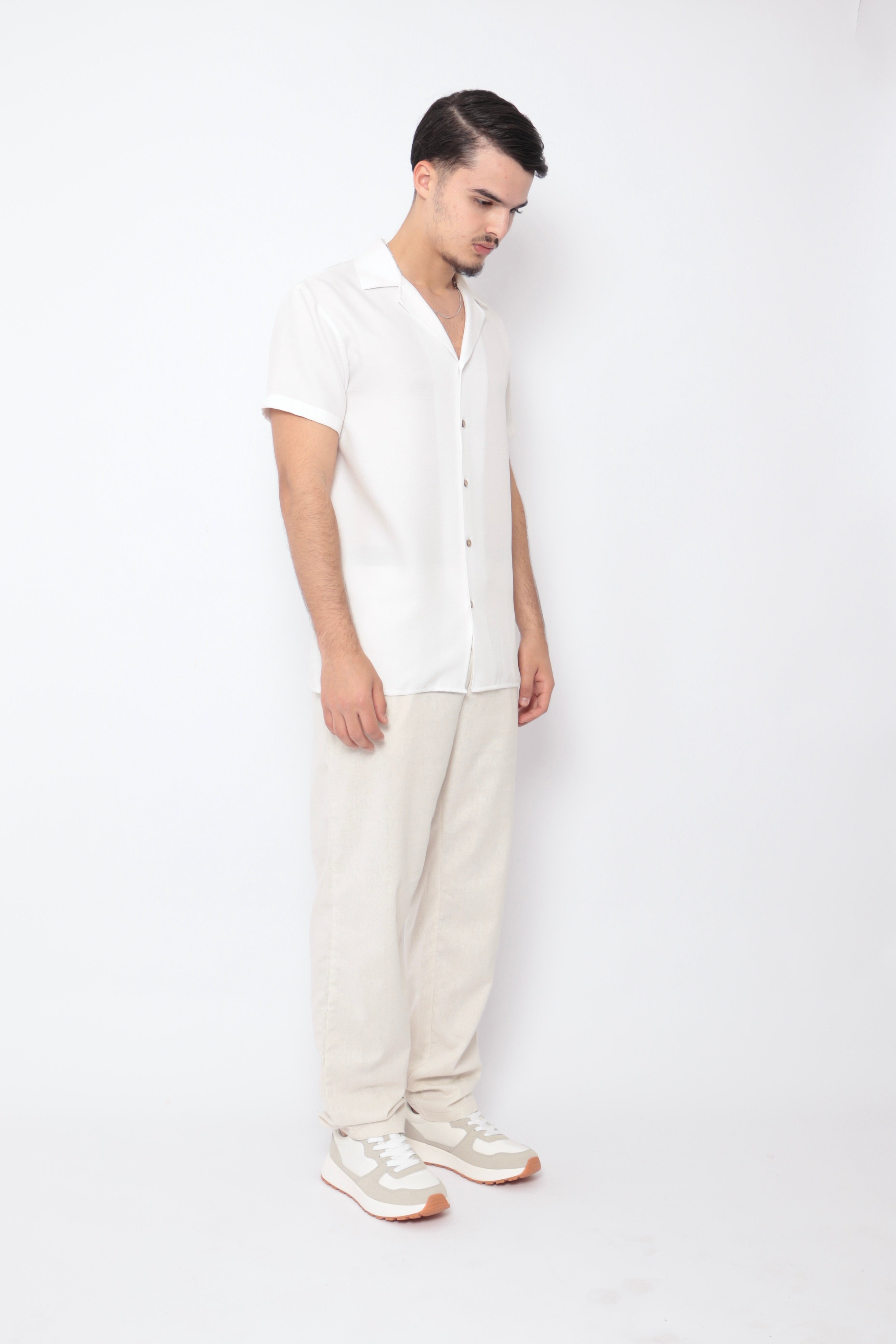 Chemise légère blanche NO LIMIT avec col classique et manches longues, tissu fluide et élégant.