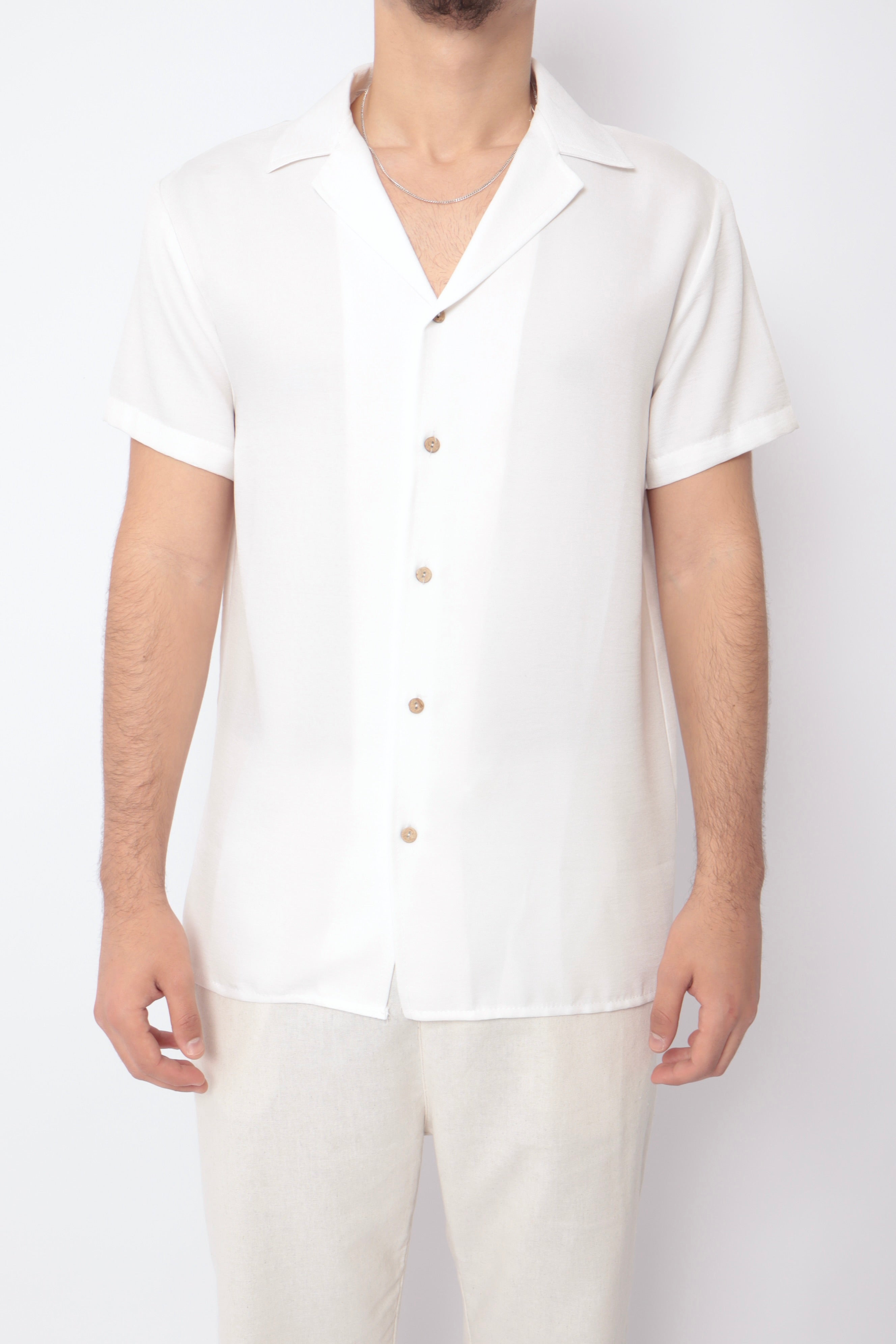 Chemise légère blanche de la marque NO LIMIT, tissu fluide et style décontracté, vue en gros plan sur le tissu et la coupe.