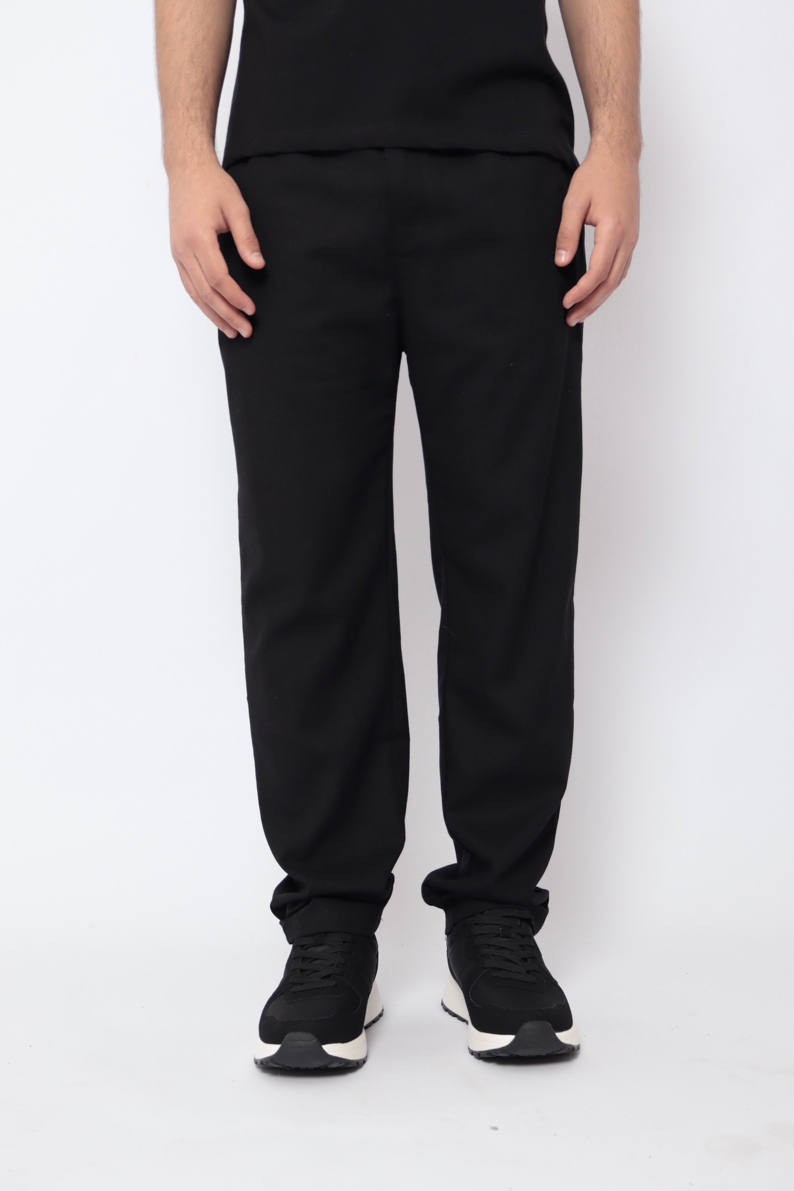 Pantalon noir effet lin NO LIMIT, coupe droite, porté avec une blouse blanche, détail de la texture en lin visible.
