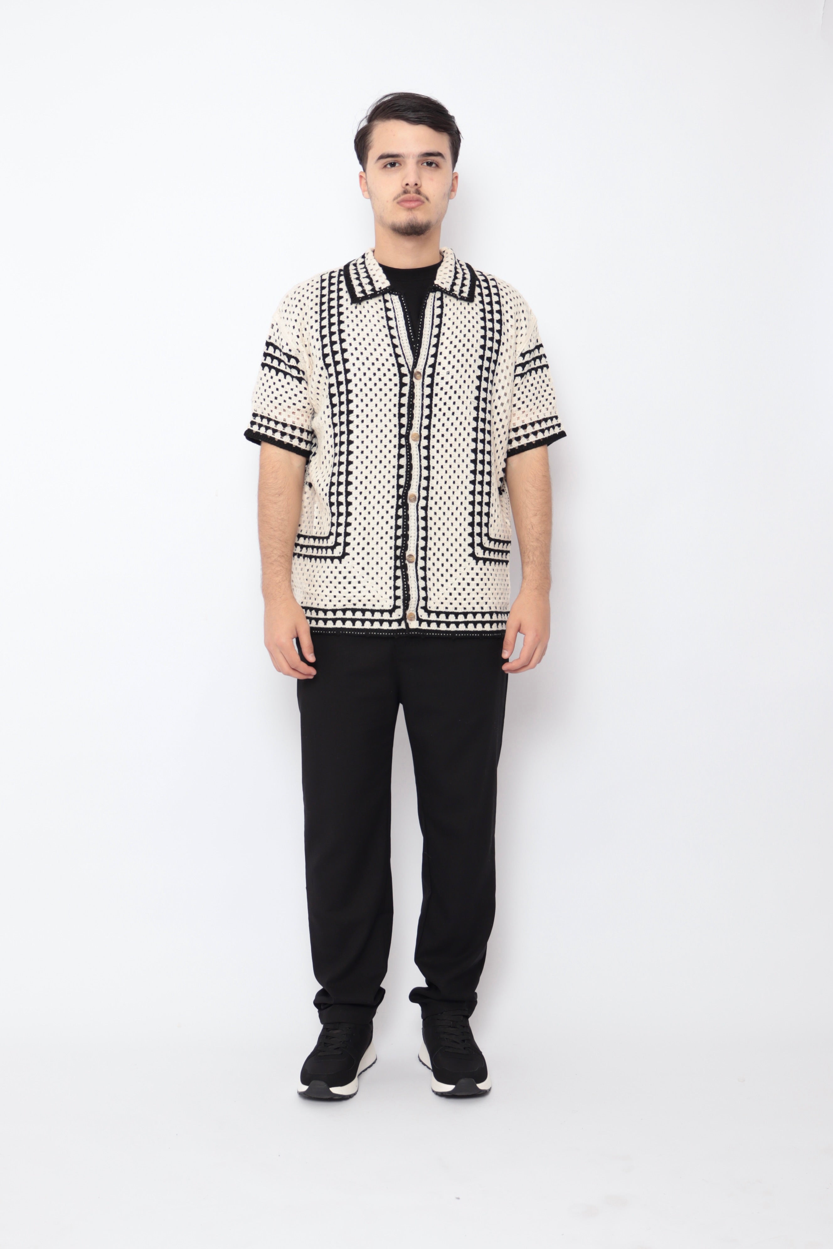 Chemise ajourée beige de la marque NO LIMIT, détail carré en tissu léger, portée sur un mannequin.