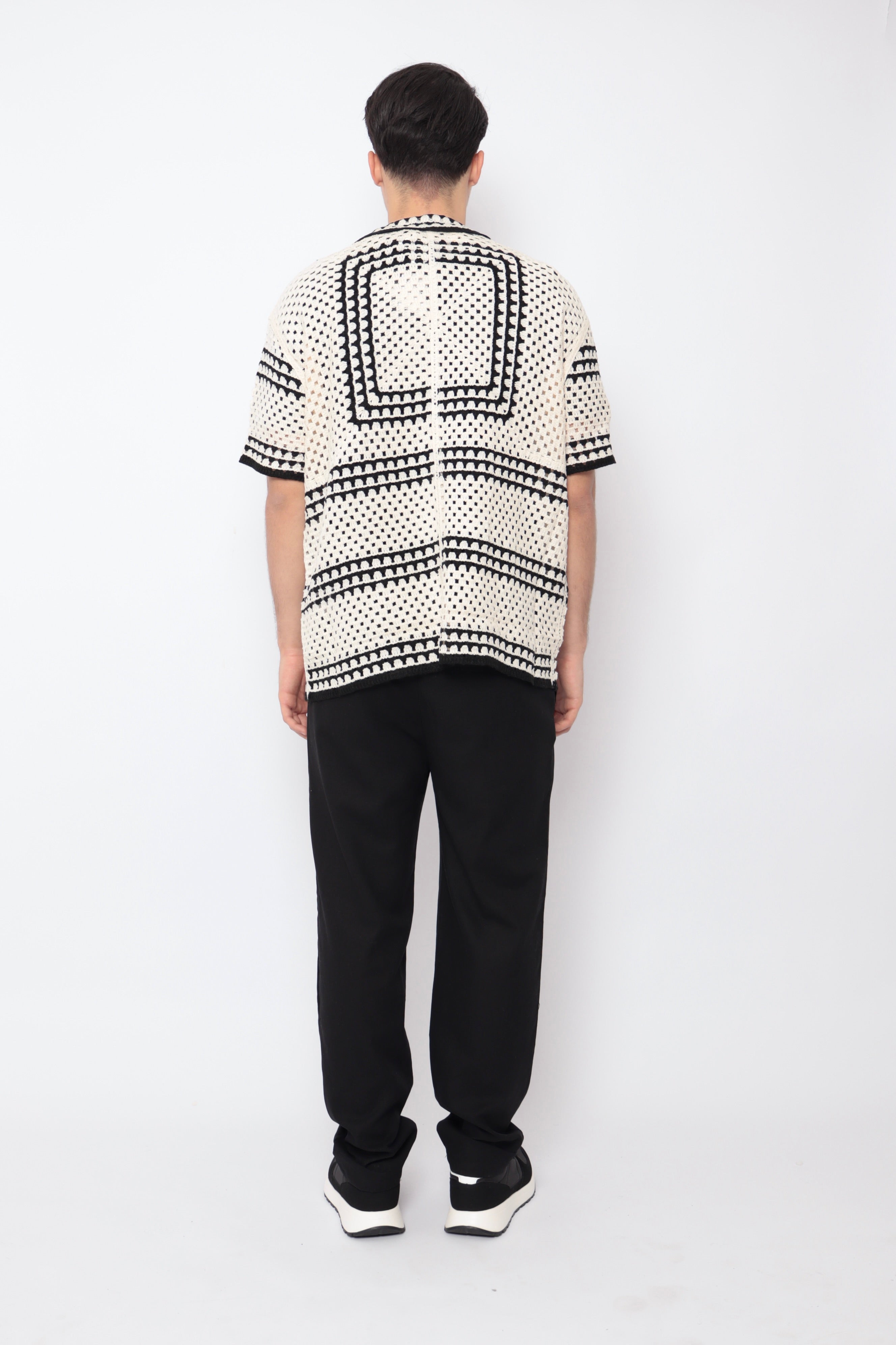 Chemise ajourée beige de la marque NO LIMIT, détail en carré, tissu léger et élégant, vue de face sur fond neutre.