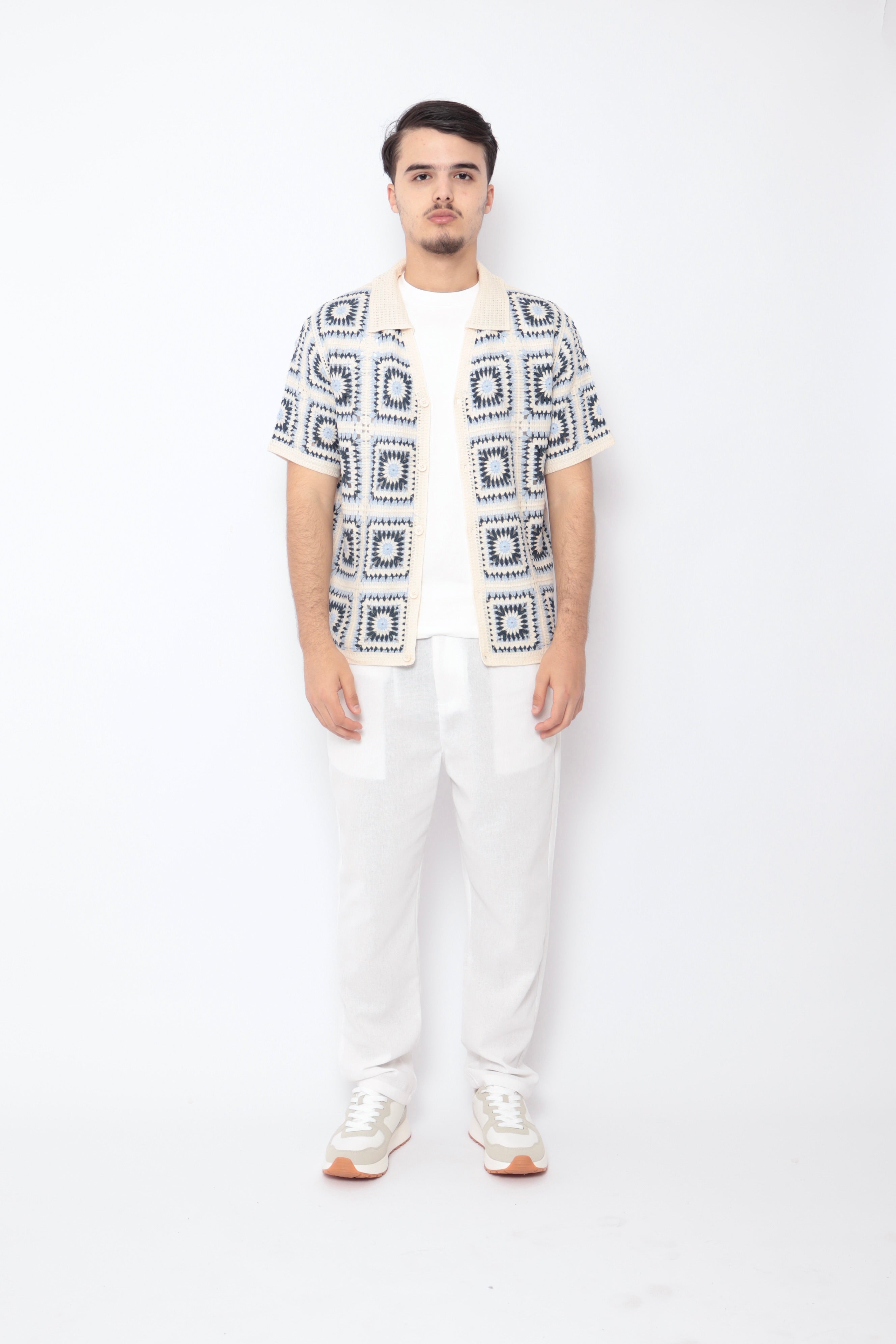 Chemise ajourée NO LIMIT en coton bleu carré, détails de la texture et coupe élégante visible sur l'image.