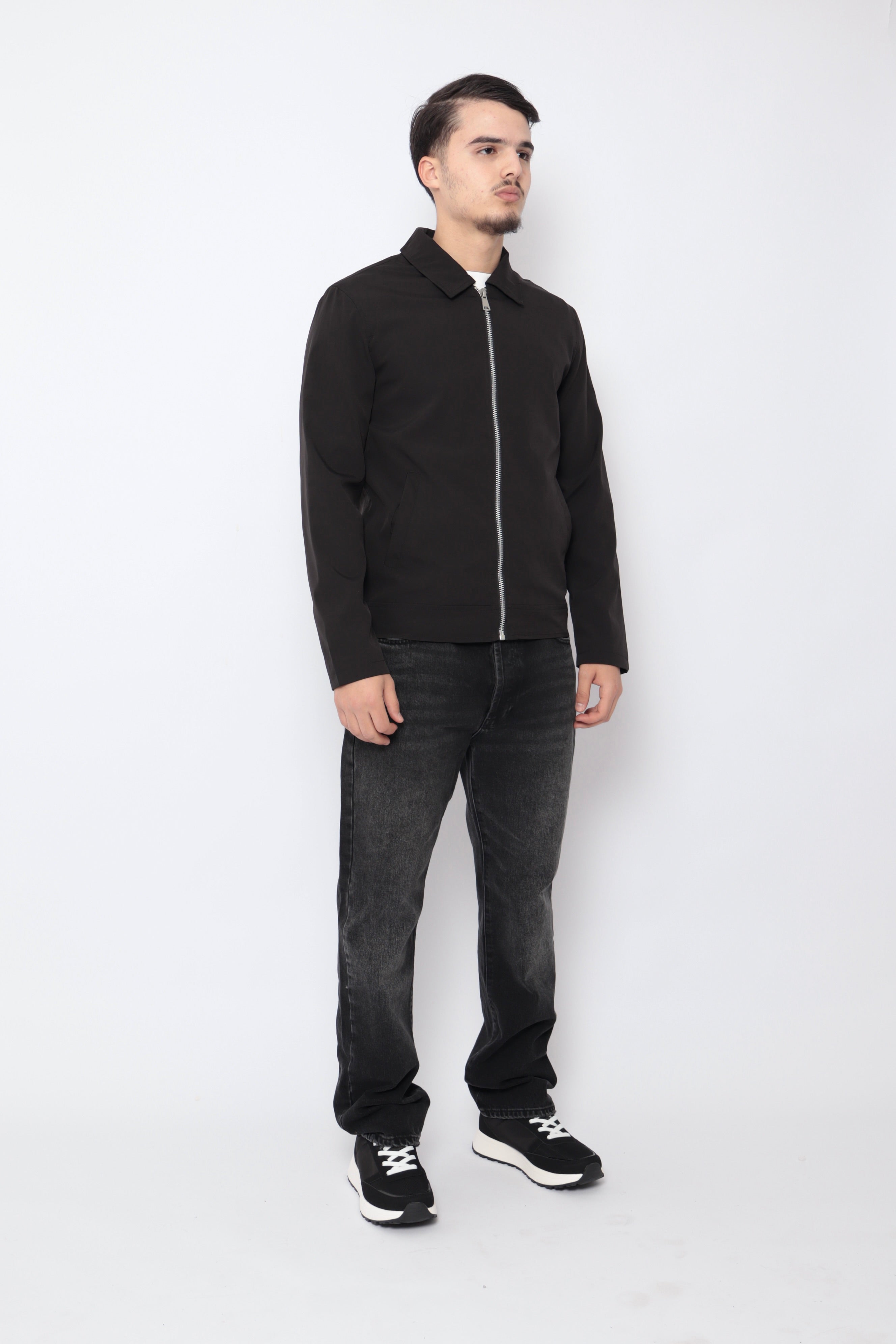 Veste classique noire de la marque NO LIMIT, vue de face, avec col et manches longues, en tissu doux et élégant.