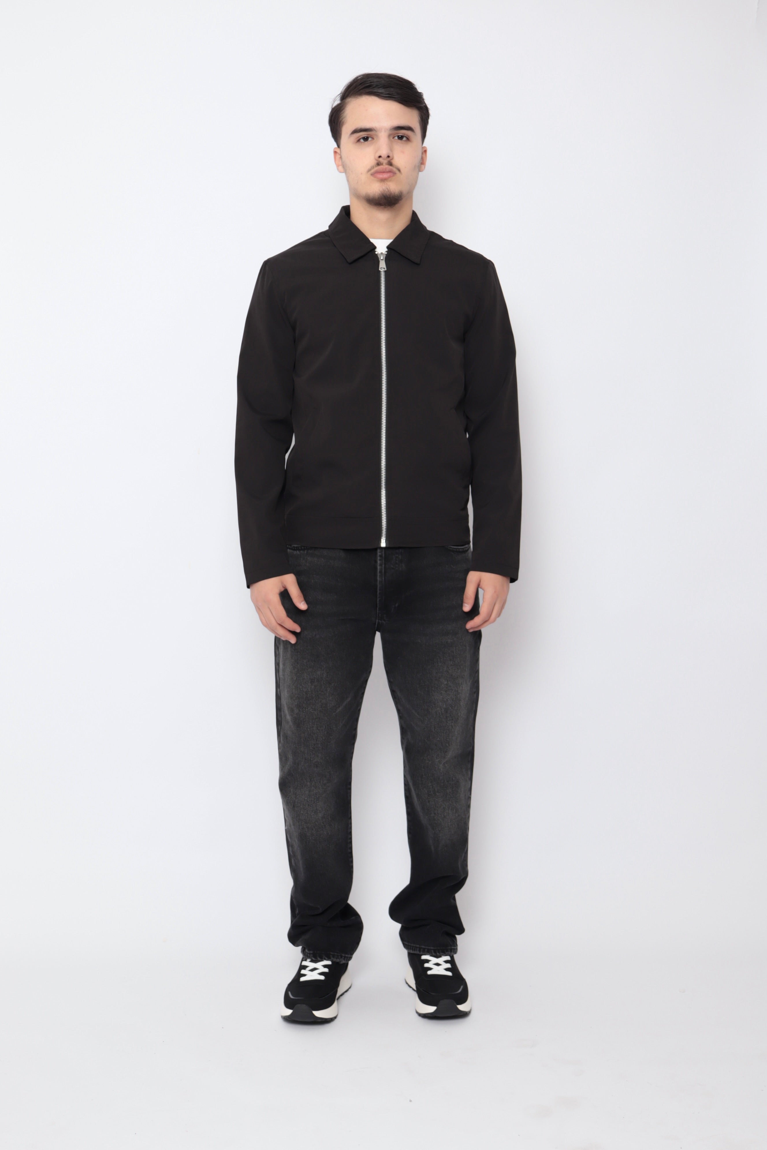 Veste classique noire NO LIMIT, style intemporel, en tissu doux, vue de face sur fond neutre.