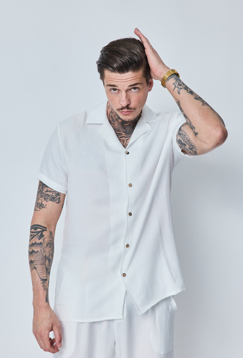 Chemise légère blanche de la marque NO LIMIT, tissu fluide et design simple, vue de face sur fond neutre.