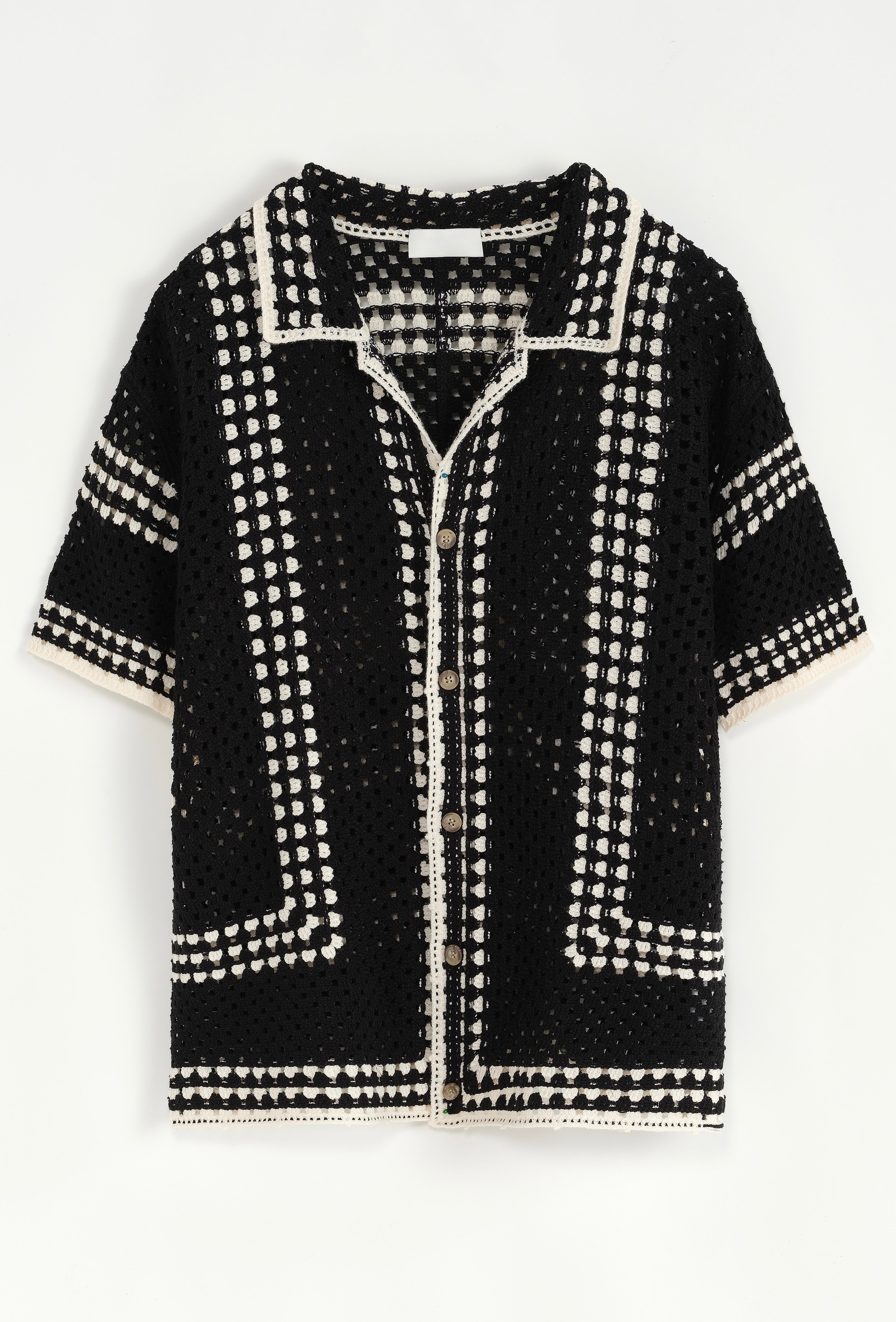 Chemise ajourée noire de la marque NO LIMIT, détail en carré, avec tissu léger et design élégant visible sur l'image.