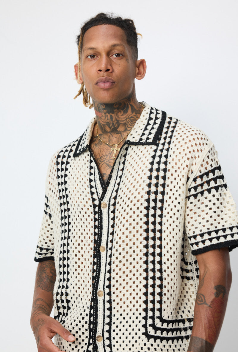 Chemise ajourée beige de la marque NO LIMIT, mettant en valeur le tissu léger et le design carré.