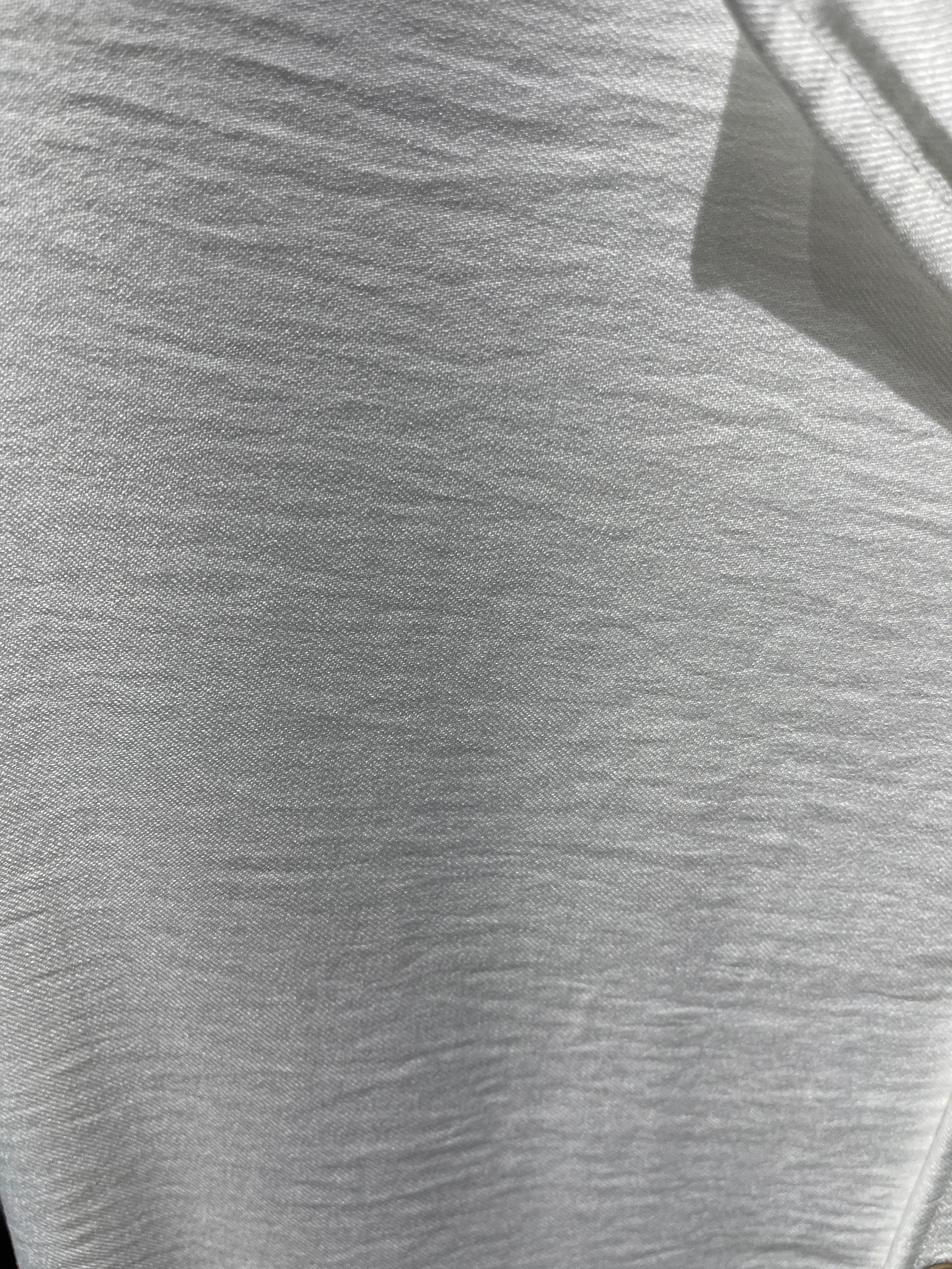 Chemise légère blanche de la marque NO LIMIT, tissu fluide et élégante, vue de face sur un fond neutre.