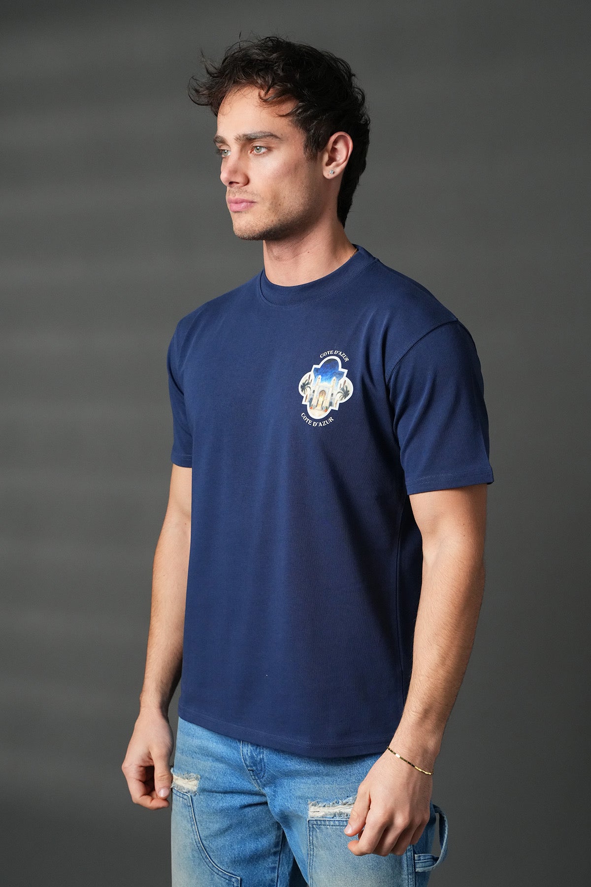 T-shirt NO LIMIT Côte d'Azur bleu marine, coton avec logo, porté sur mannequin, style décontracté, fond neutre.