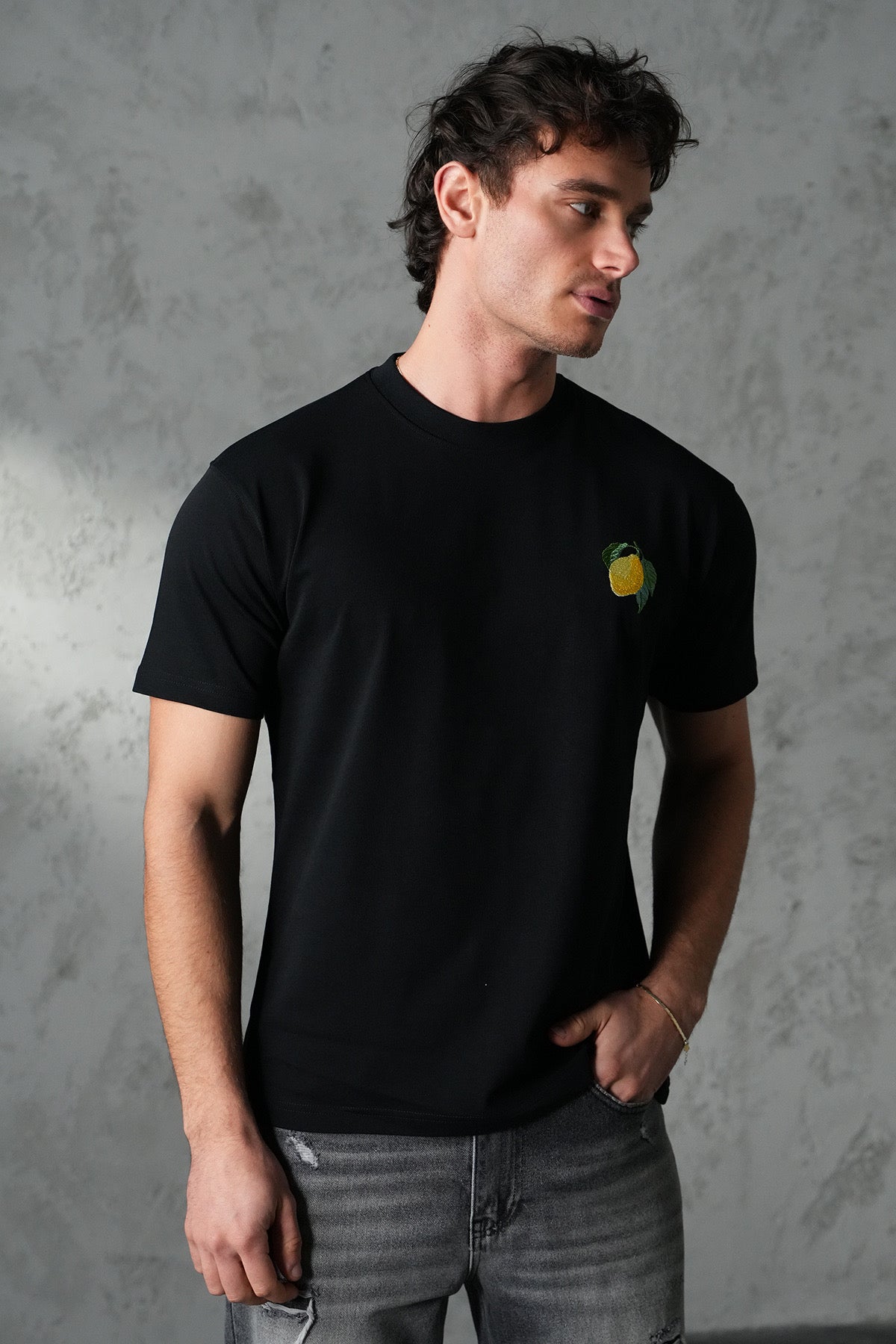 T-shirt noir avec motif citron de la marque NO LIMIT, tissu confortable, mode décontractée pour homme ou femme.