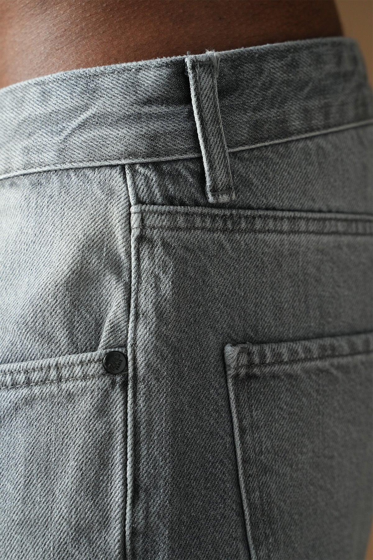 Jean regular gris NO LIMIT, vue de face, en denim avec coupe classique et détails de couture visibles.