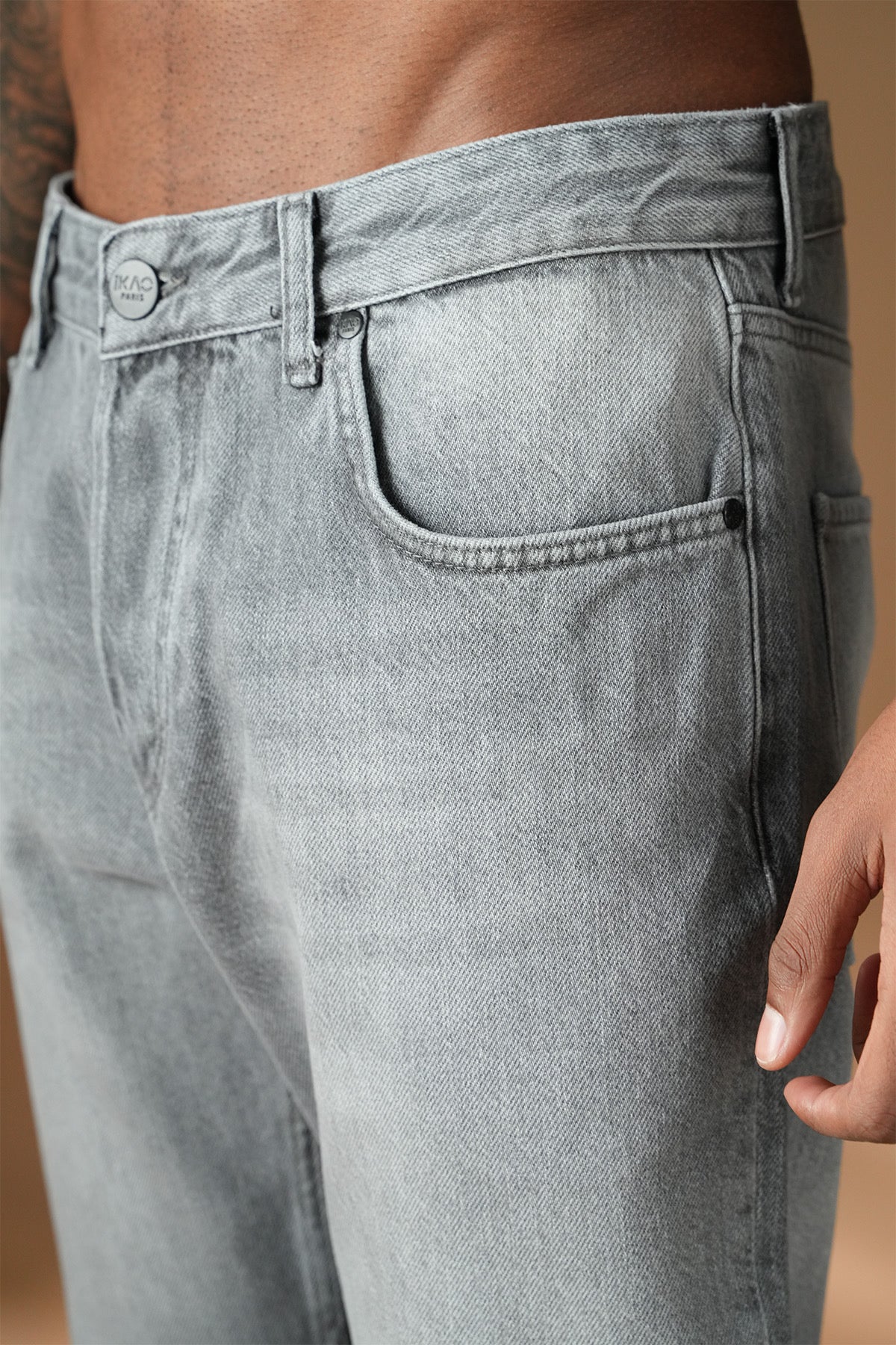 Jean regular gris NO LIMIT, vue rapprochée du tissu denim avec détails de couture visible.