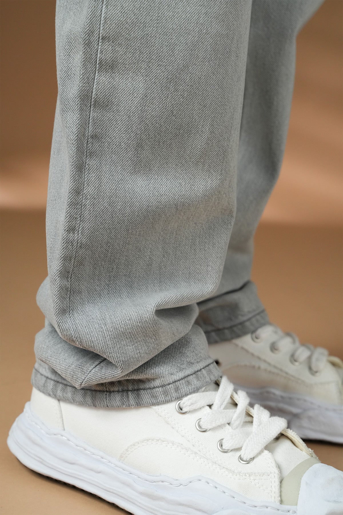 Jean regular gris NO LIMIT, vue de face montrant la coupe classique et la texture en denim.