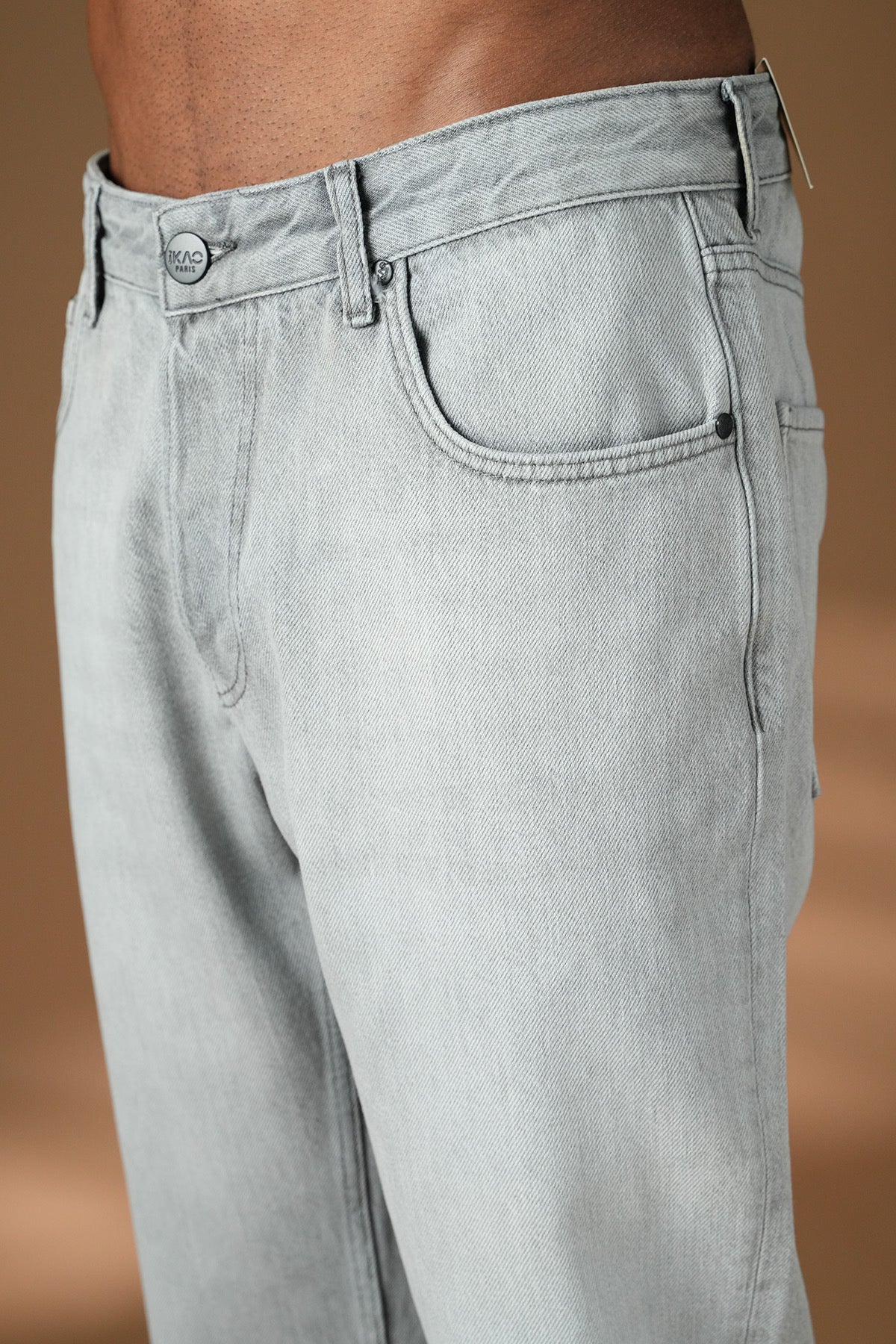 Jeans regular gris NO LIMIT, style classique avec poches avant et taille ajustée, visible sur la photo.