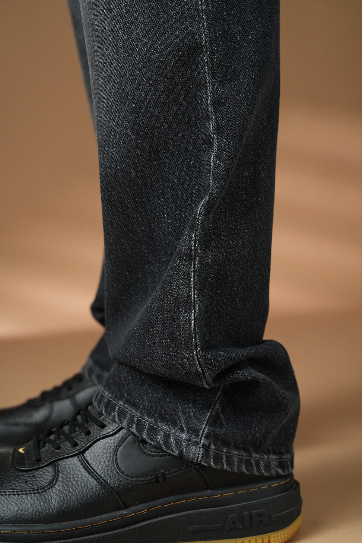 Jean regular noir NO LIMIT, pantalon en denim noir avec coupe classique, visible sur fond neutre.