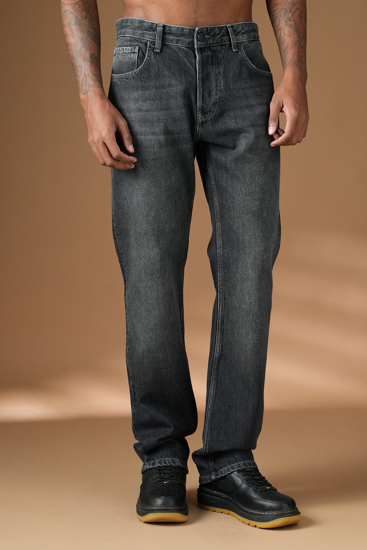 Jean regular noir NO LIMIT, tissu denim avec détails de couture visibles, porté sur mannequin.