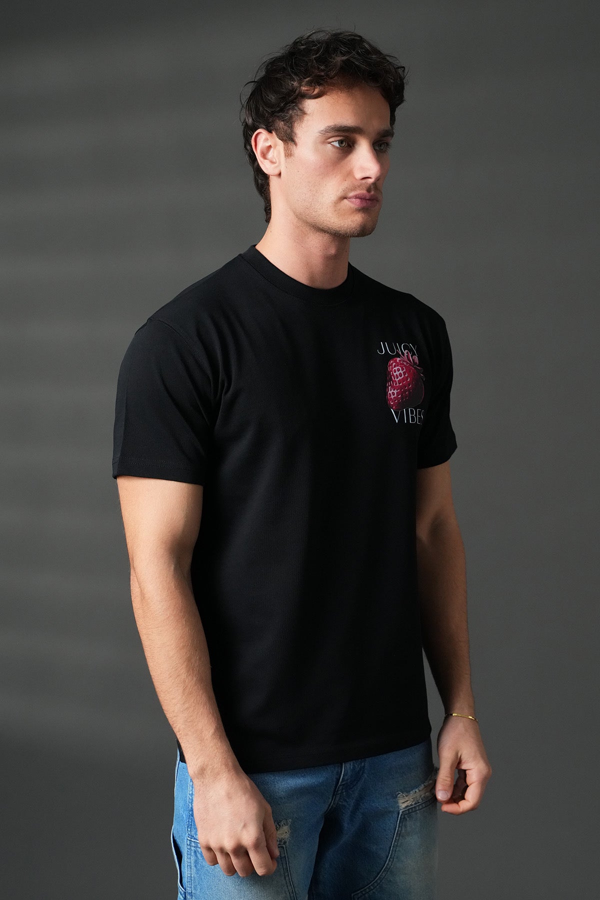 T-shirt noir Juicy de la marque NO LIMIT, design simple et élégant, en coton doux, porté sur un mannequin.