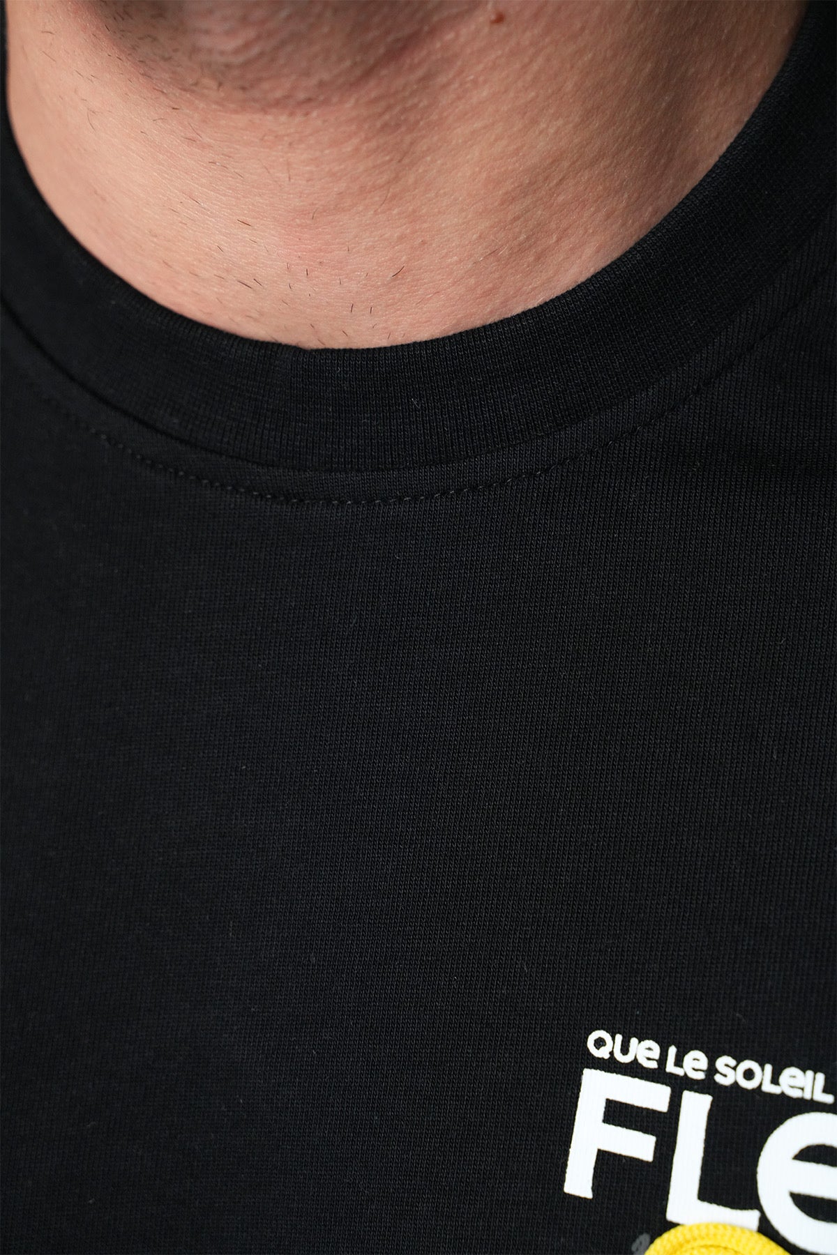 T-shirt noir à fleurs NO LIMIT, détail du motif floral coloré sur le devant, vêtement décontracté et tendance.