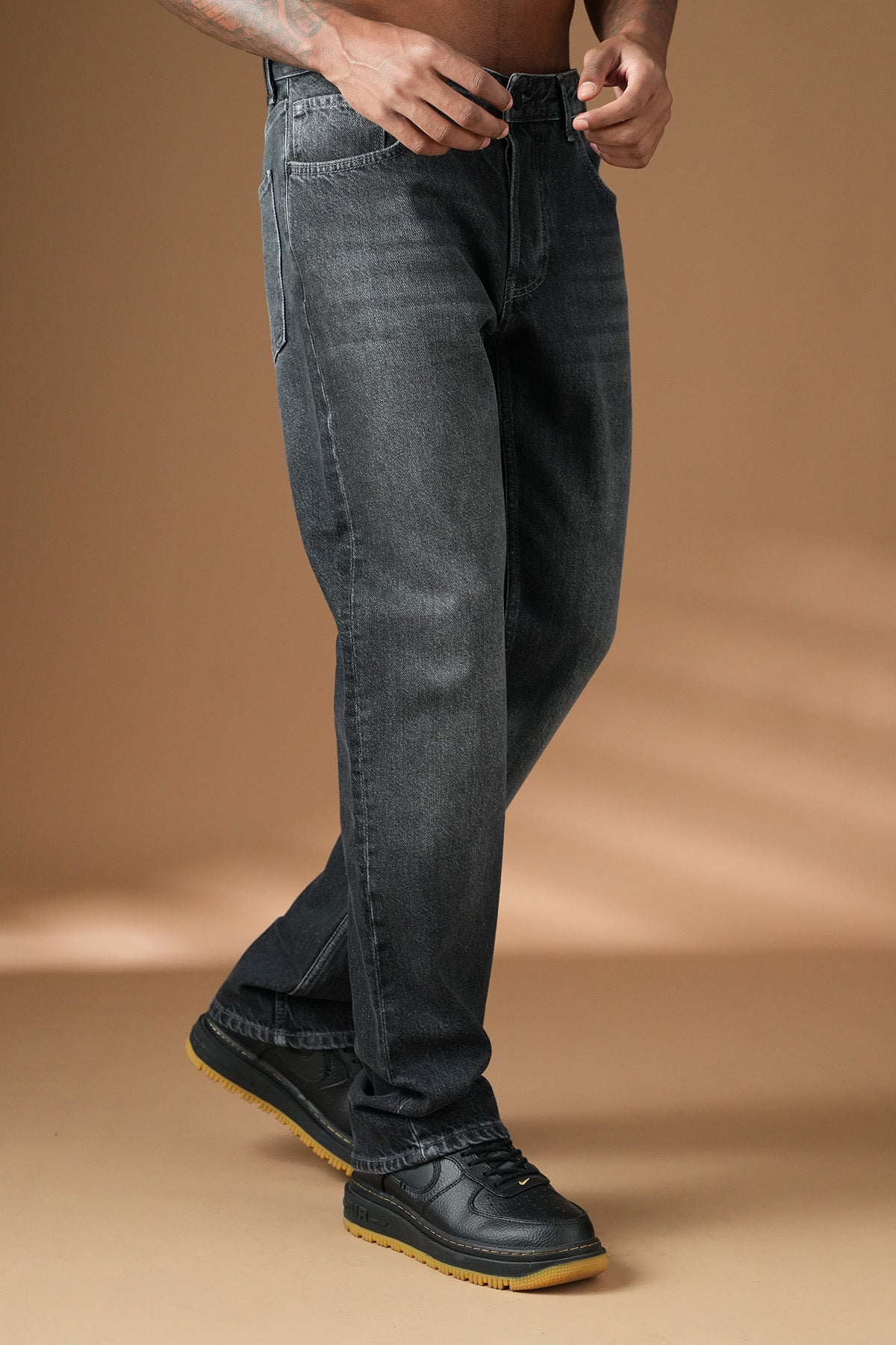 Jean regular noir de la marque NO LIMIT, vue rapprochée du tissu et de la coupe moderne.