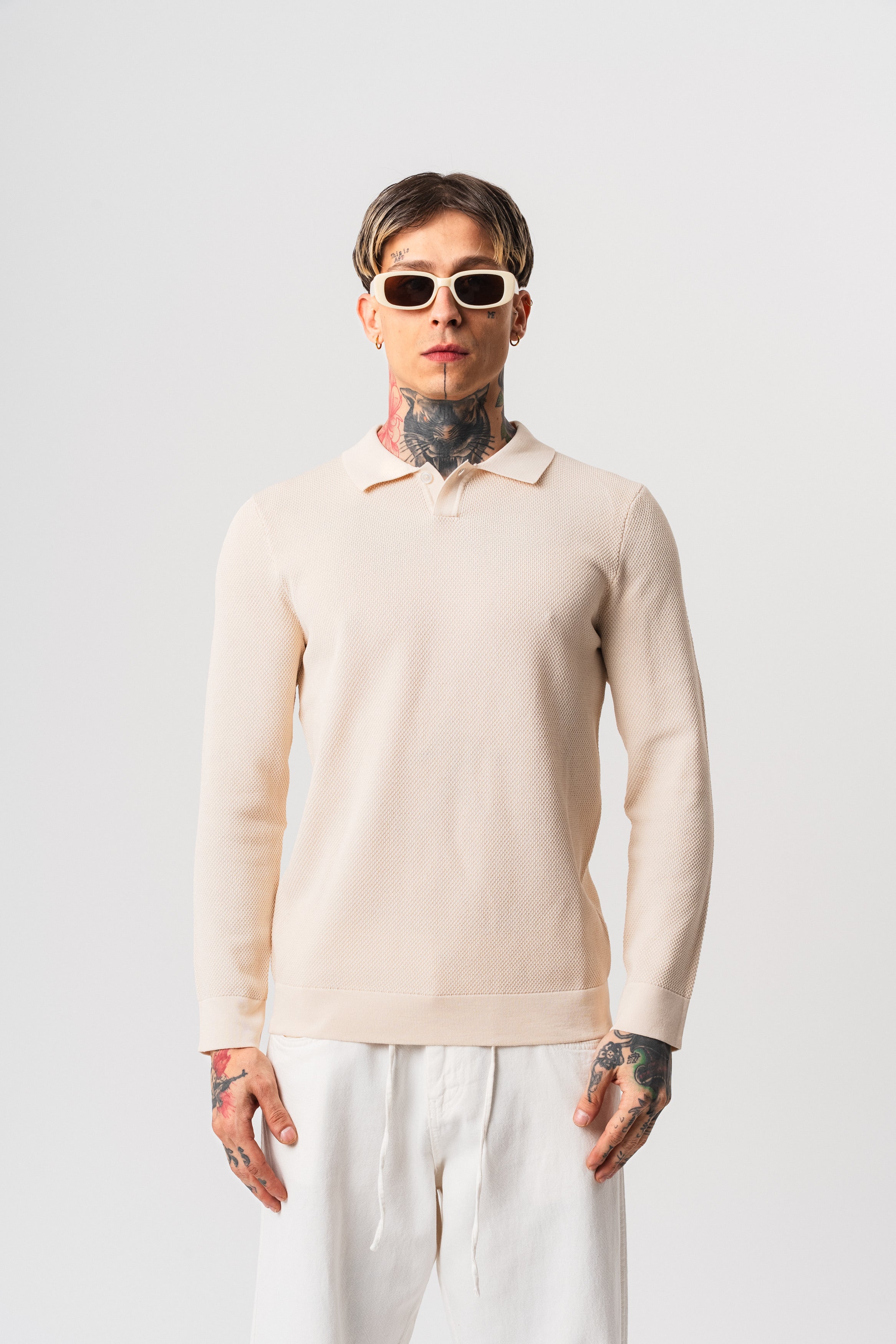 Polo alvéolé beige à boutons NO LIMIT à manches longues, tissu léger et confortable, porté sur mannequin.
