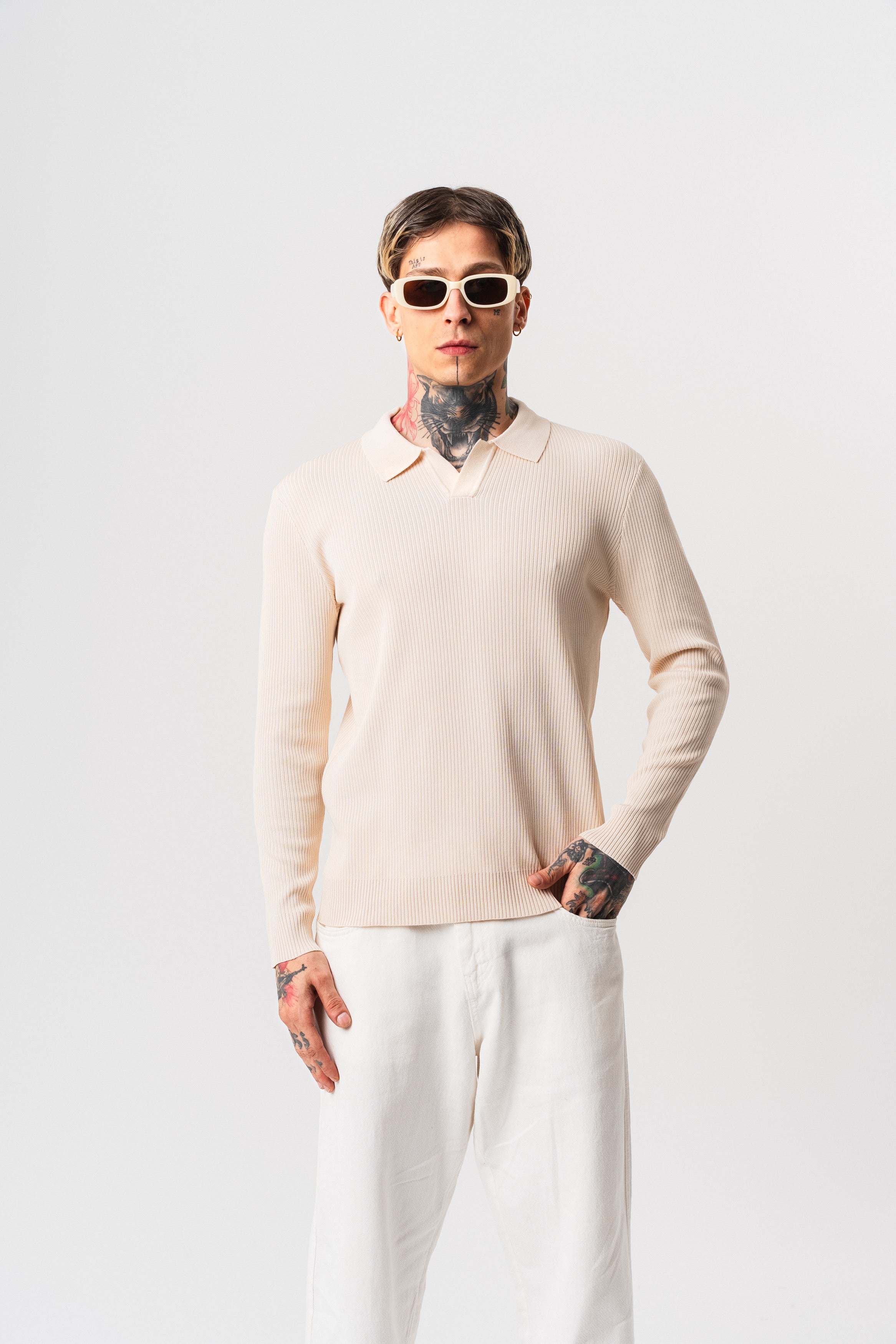 Polo en coton côtelé beige à manches longues de la marque NO LIMIT, avec col ouvert, vue de face.