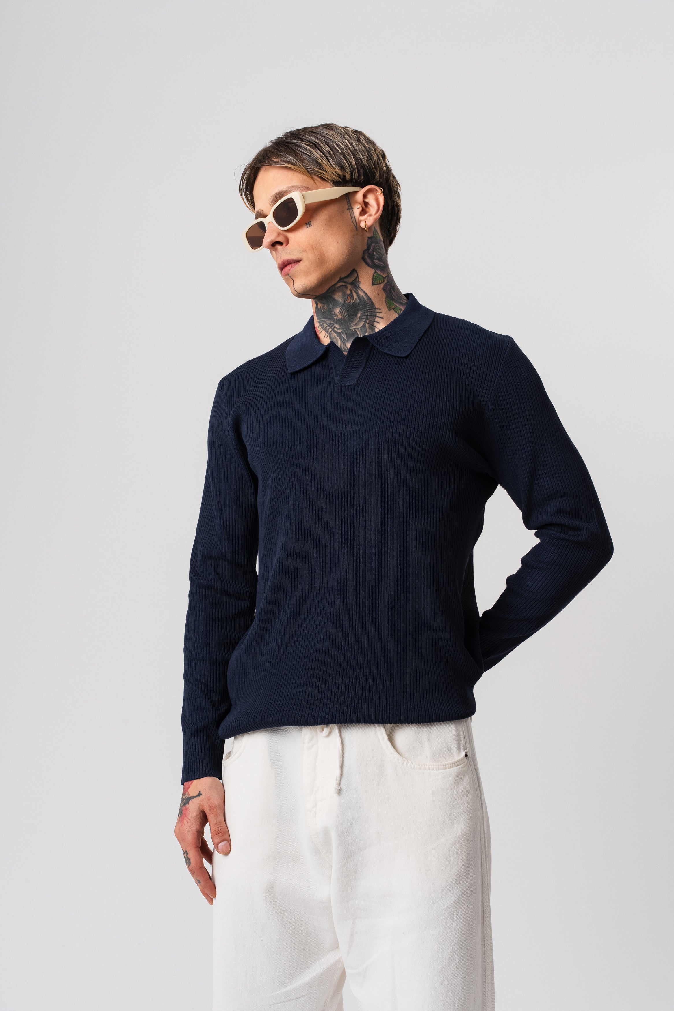 Pull en coton côtelé à manches longues bleu marine de la marque NO LIMIT, vue de face sur un mannequin.