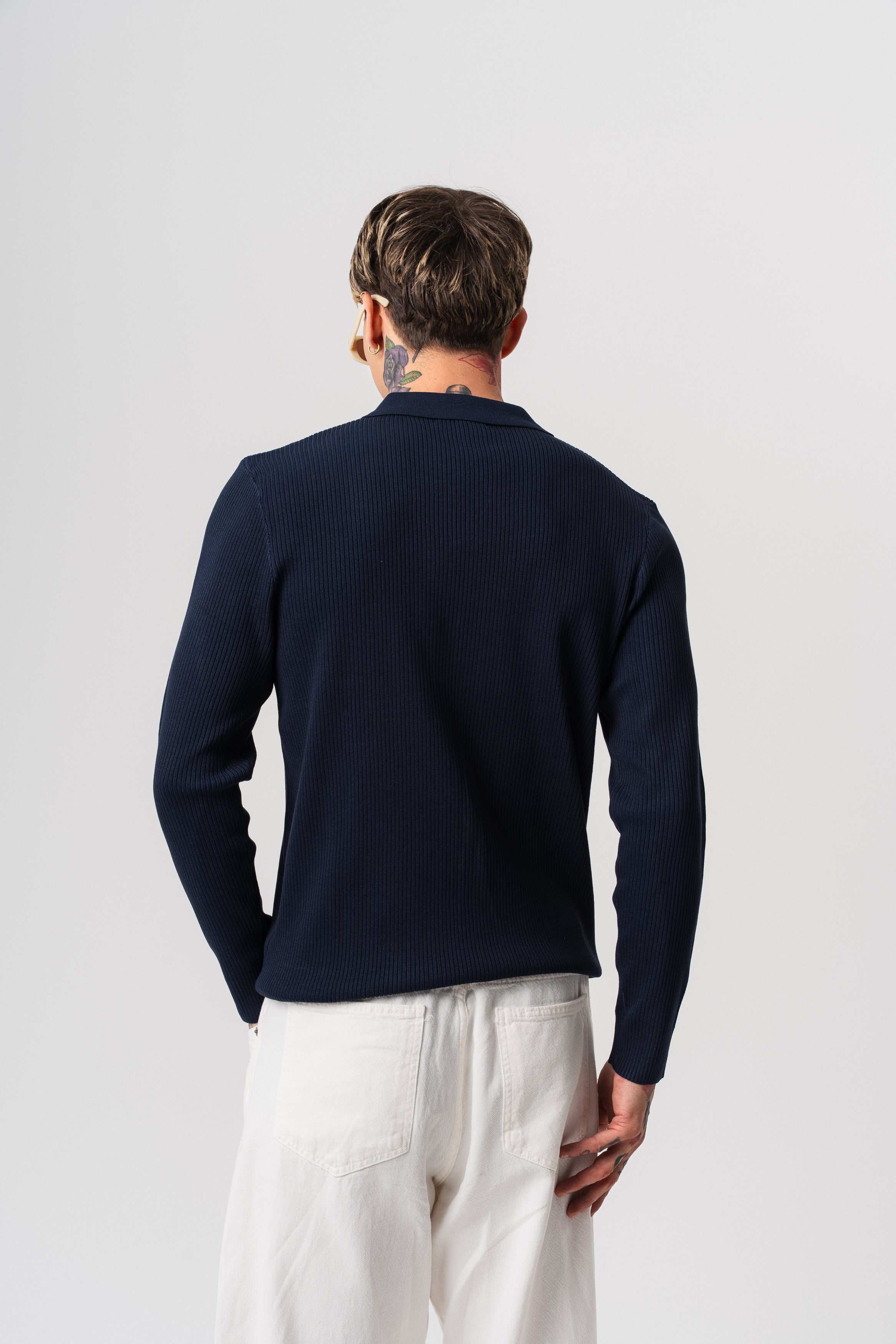 Polo en coton côtelé à manches longues de couleur bleu marine, marque NO LIMIT, col ouvert, vue de face.