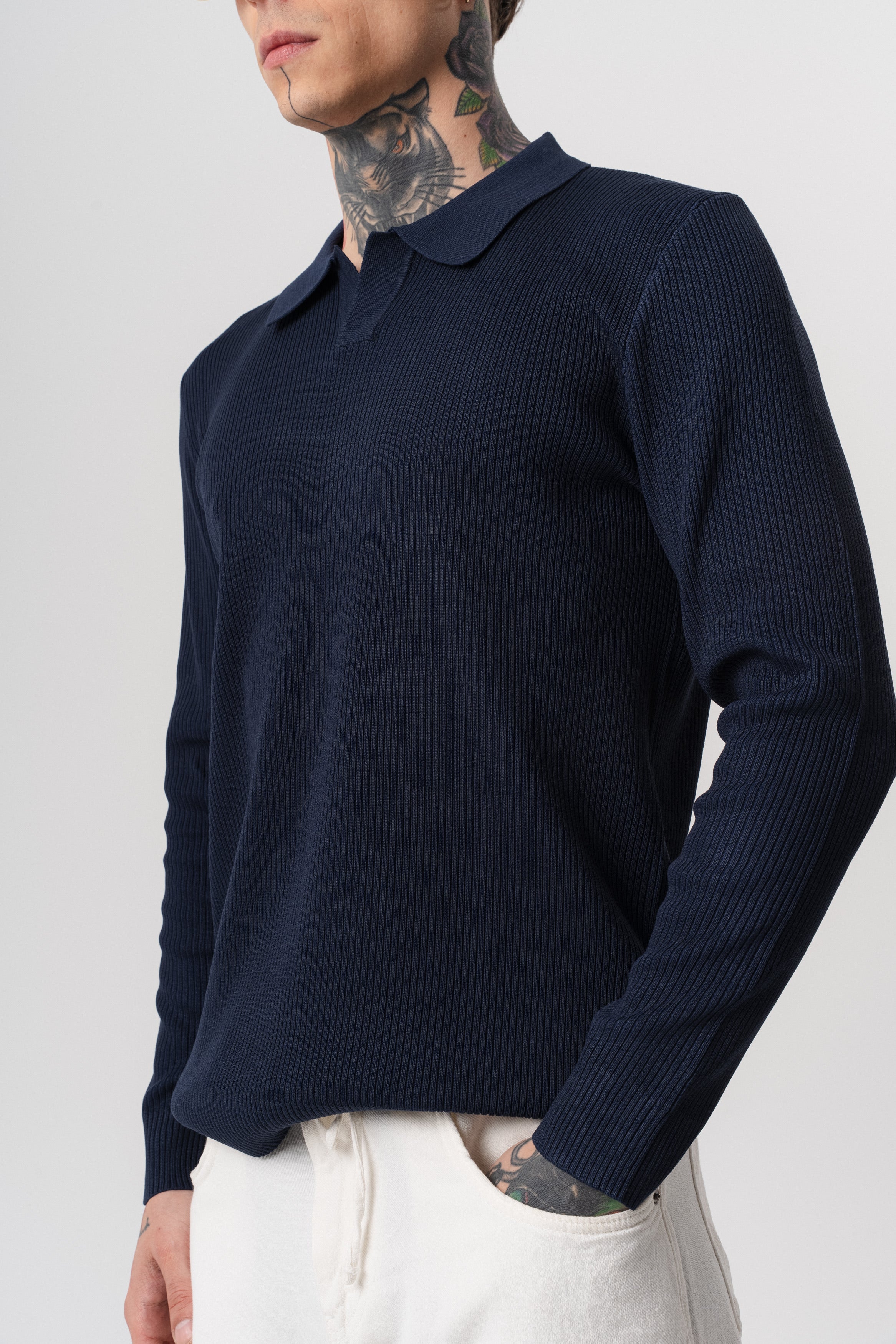 Polo en coton côtelé à manches longues bleu marine de la marque NO LIMIT, col ouvert, présenté sur mannequin.