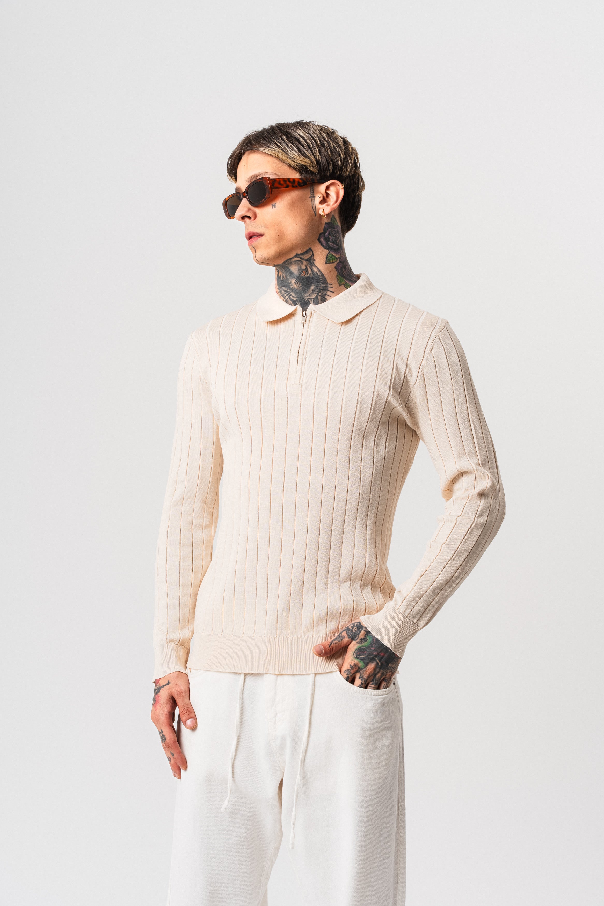 Polo en coton côtelé beige à manches longues de la marque NO LIMIT, avec zip devant, porté sur mannequin.