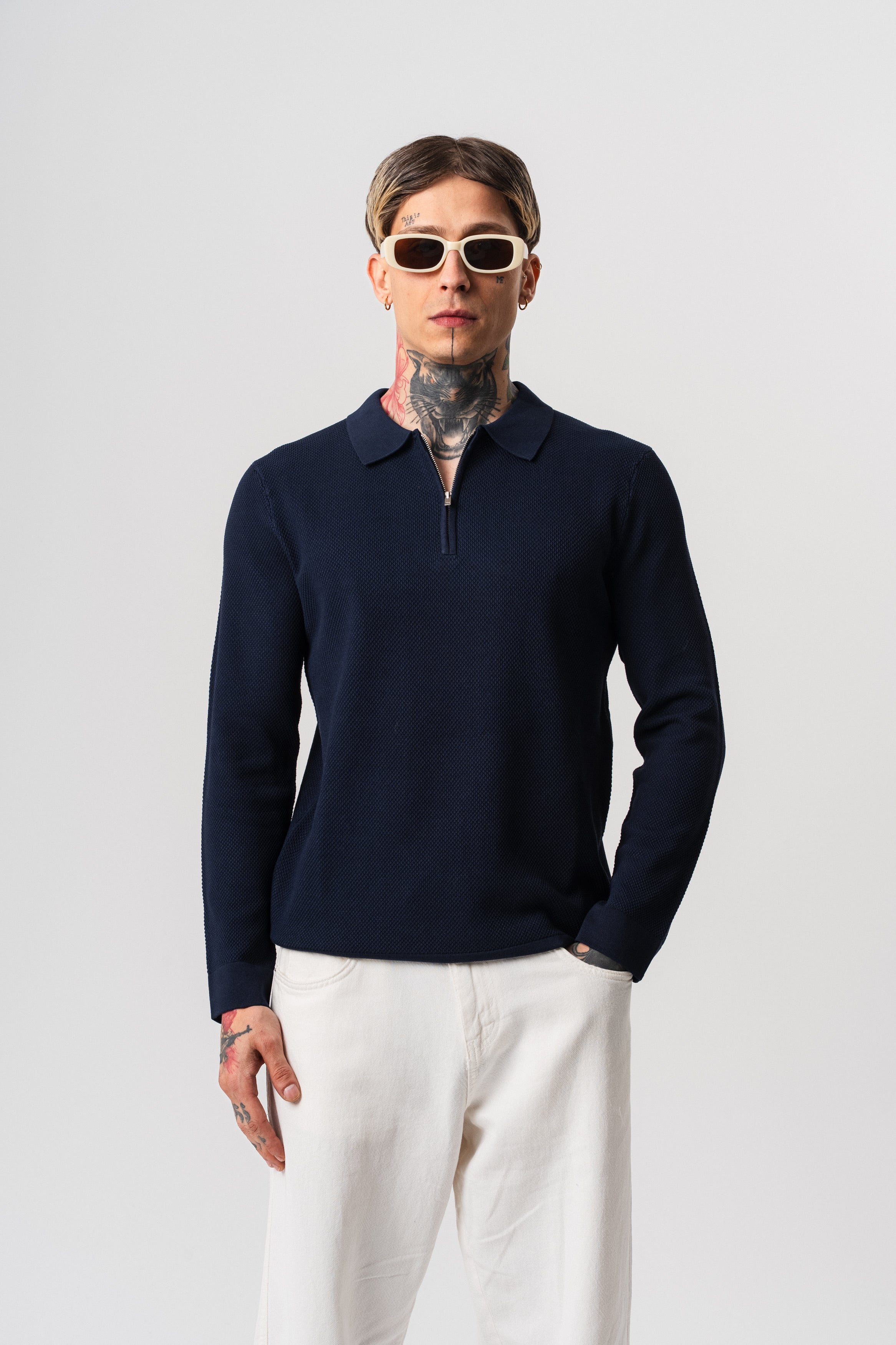 Polo à zip texturé à manches longues NO LIMIT bleu marine, doux et élégant, porté sur mannequin.