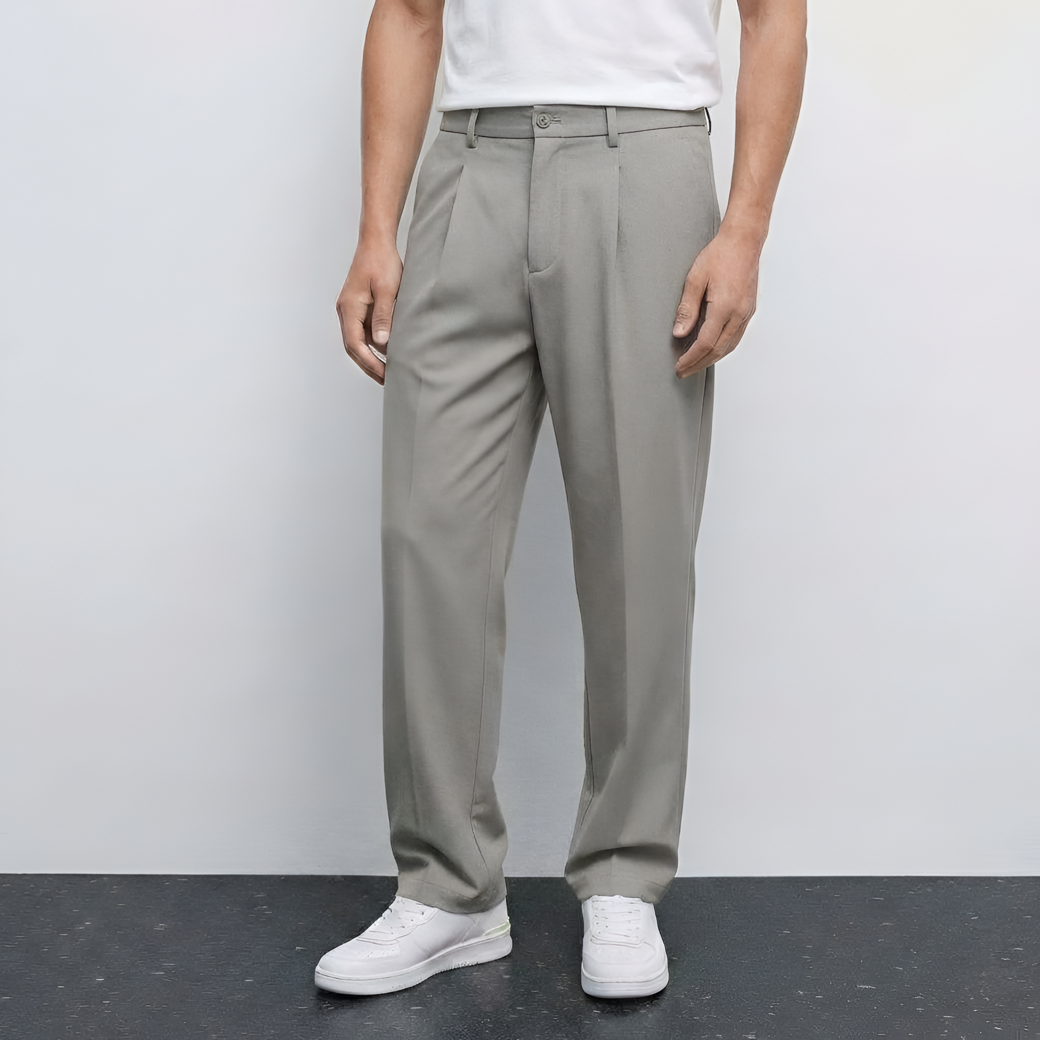 Pantalon taupe NO LIMIT, style décontracté, avec coupe droite et ceinture, vue de face.