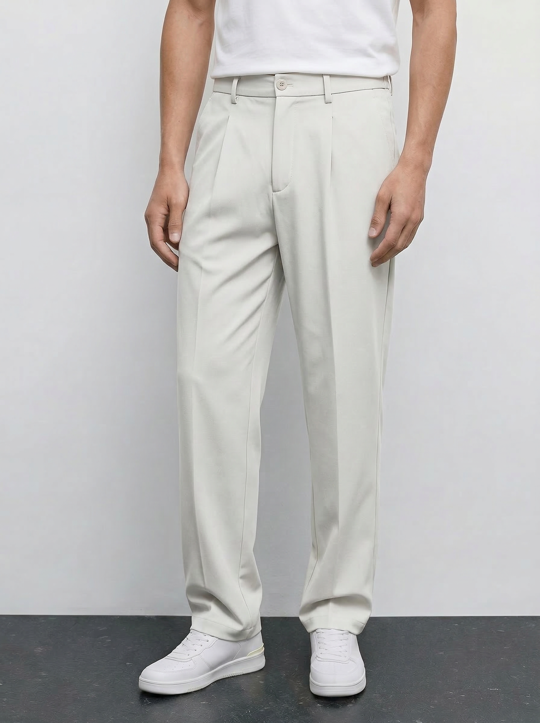 Pantalon gris clair NO LIMIT, style moderne, en tissu léger, vu de face avec ceinture et poches visibles.
