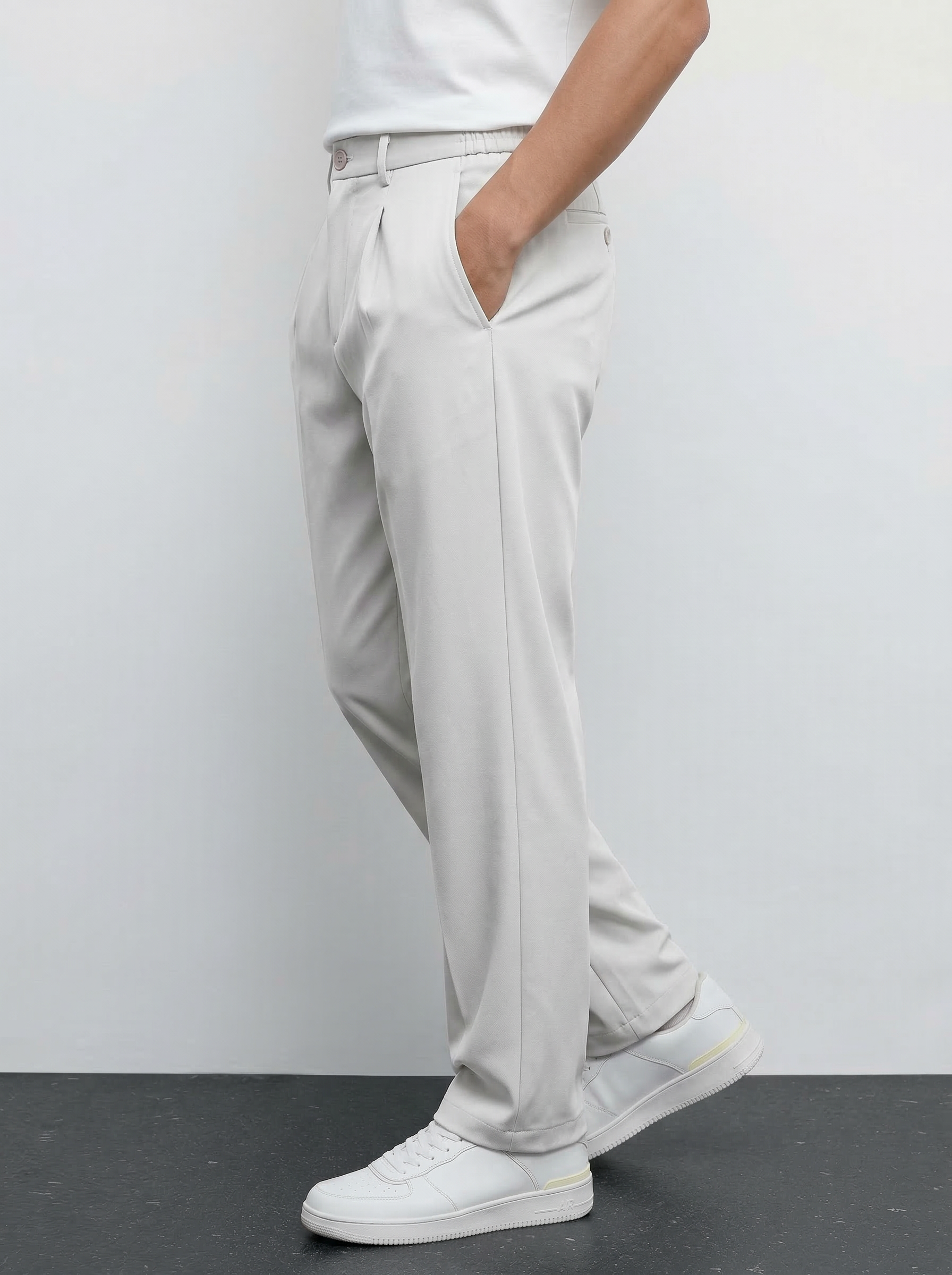 Pantalon gris clair NO LIMIT, style décontracté, tissu léger, vue de face montrant la coupe et la texture du pantalon.
