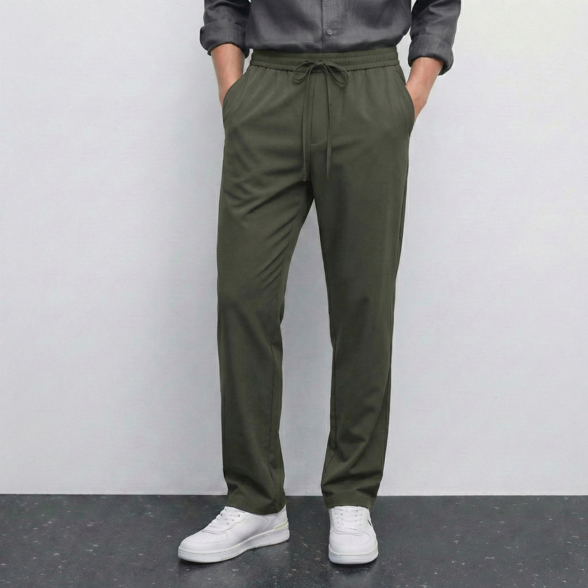 Pantalon kaki NO LIMIT, style décontracté, en tissu léger, vue de face avec ceinture et poches visibles.