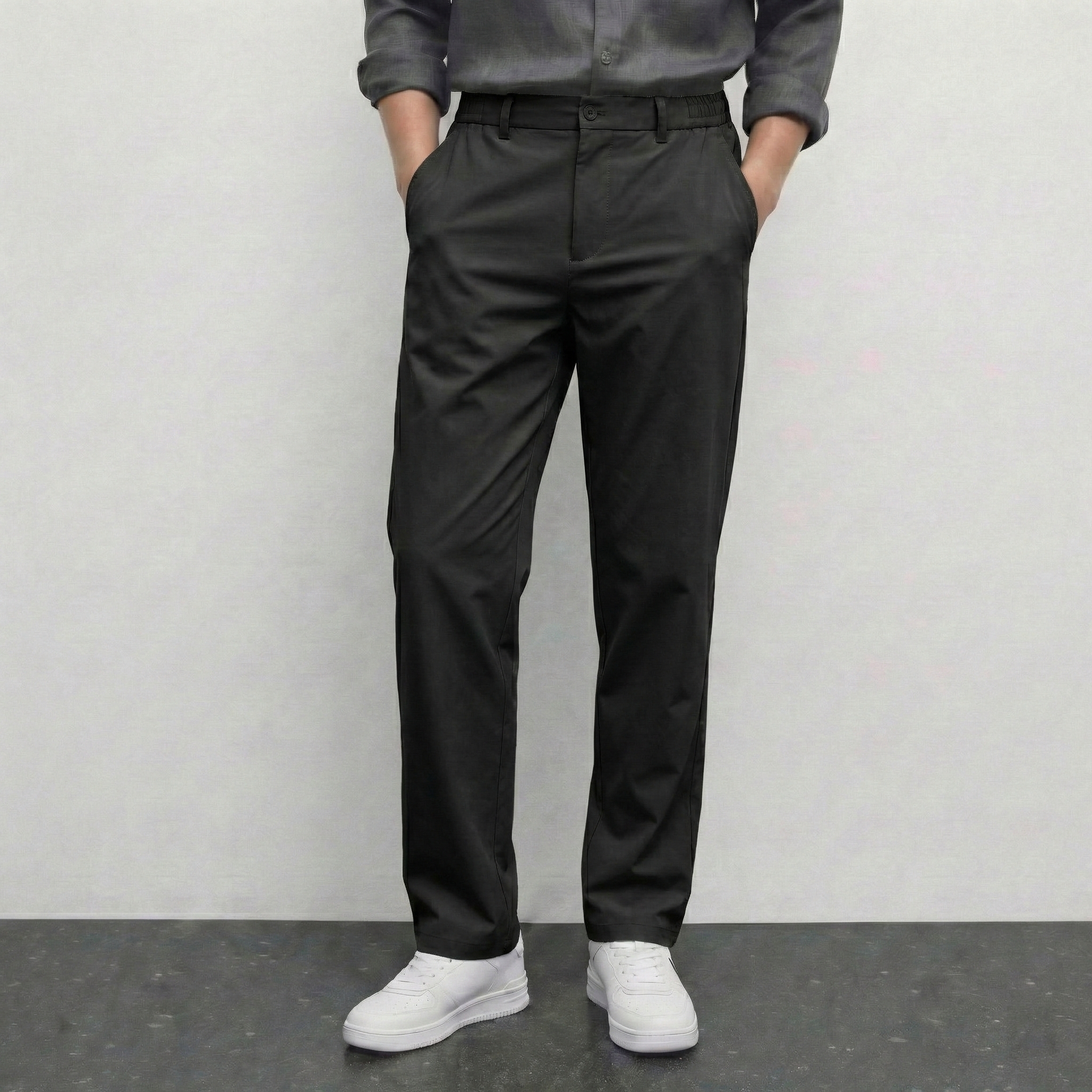 Pantalon noir NO LIMIT 15, coupe droite, tissu léger, porté avec une ceinture, vue de face.