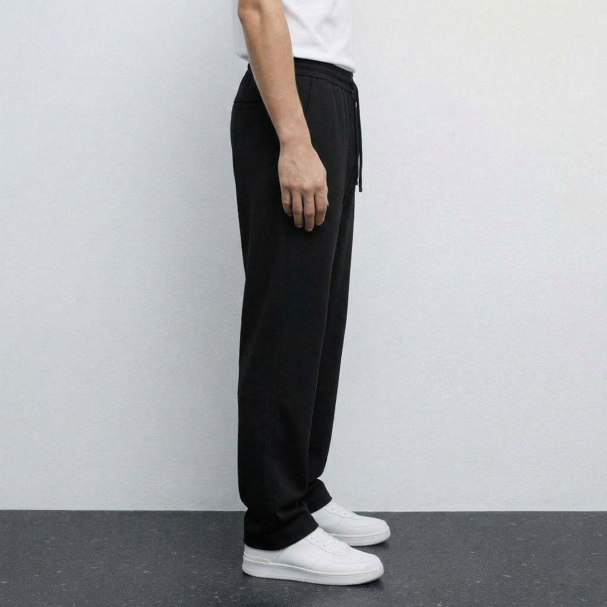 Pantalon noir NO LIMIT, style moderne, en tissu confortable, visible sur cette image.