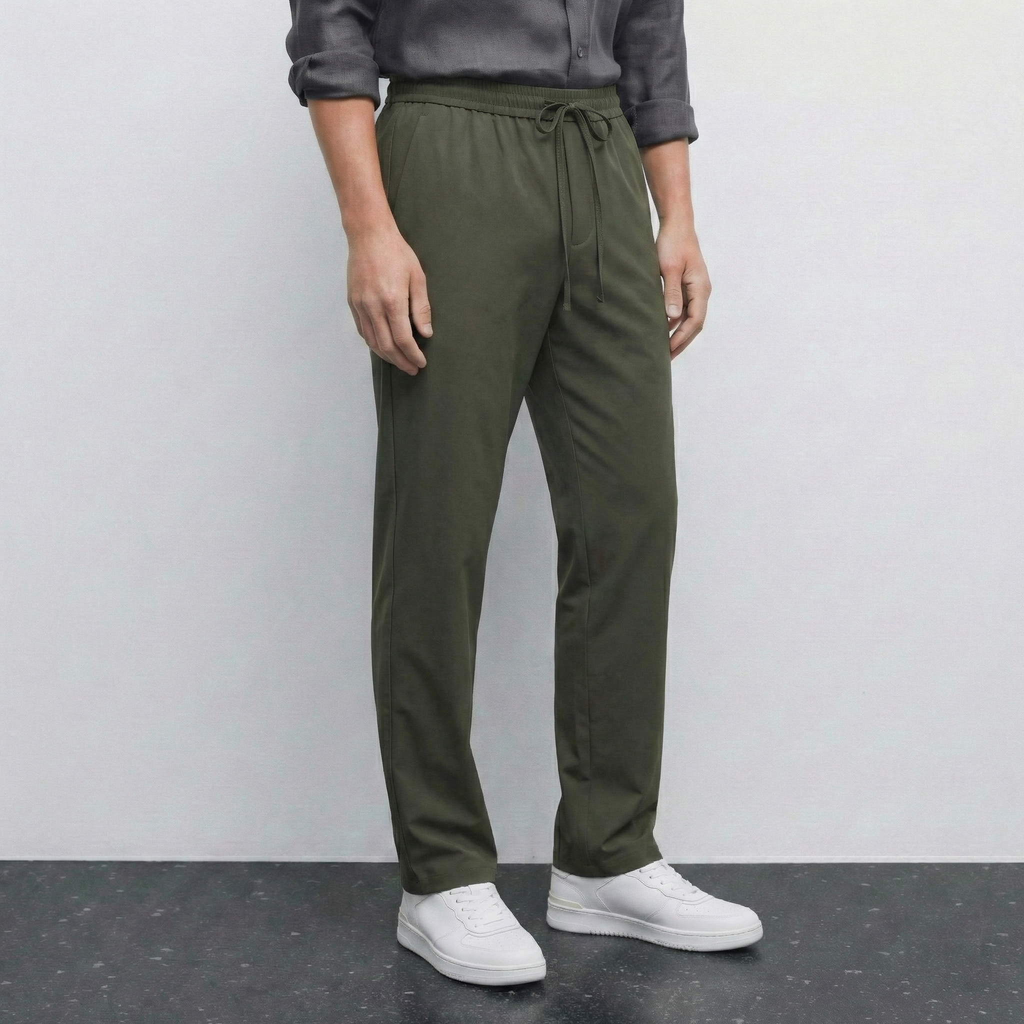 Pantalon kaki NO LIMIT 17, coupe droite, tissu léger, porté avec une ceinture, vue de face.