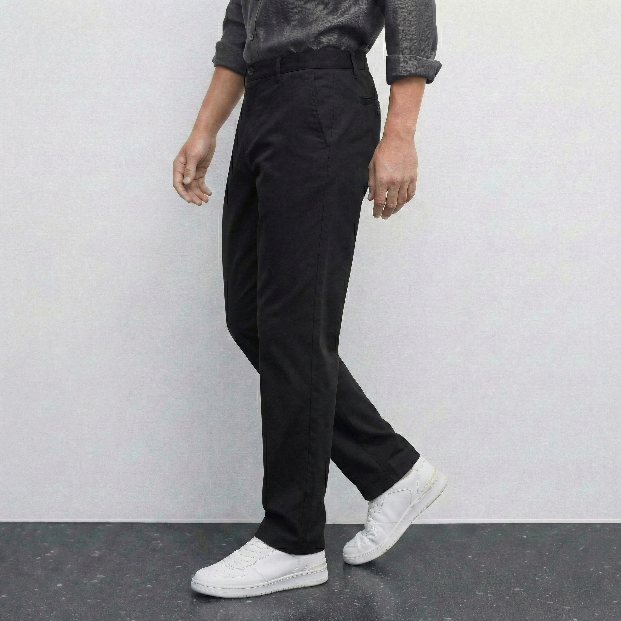 Pantalon noir NO LIMIT, style décontracté, coupe droite, porté avec une chemise blanche et des chaussures noires.