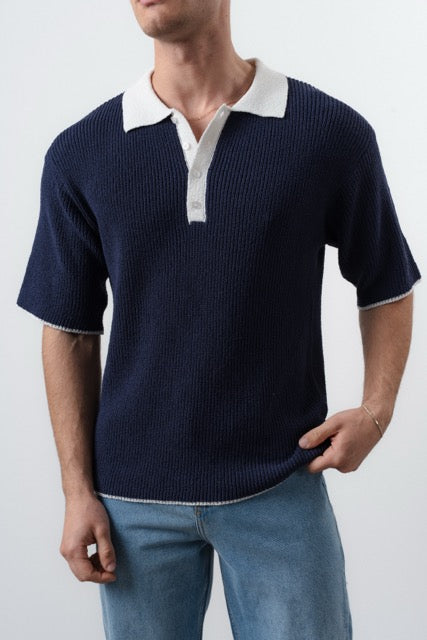 Polo en maille bleu marine à manches courtes de la marque NO LIMIT, vue en gros plan sur le tissu et le col.